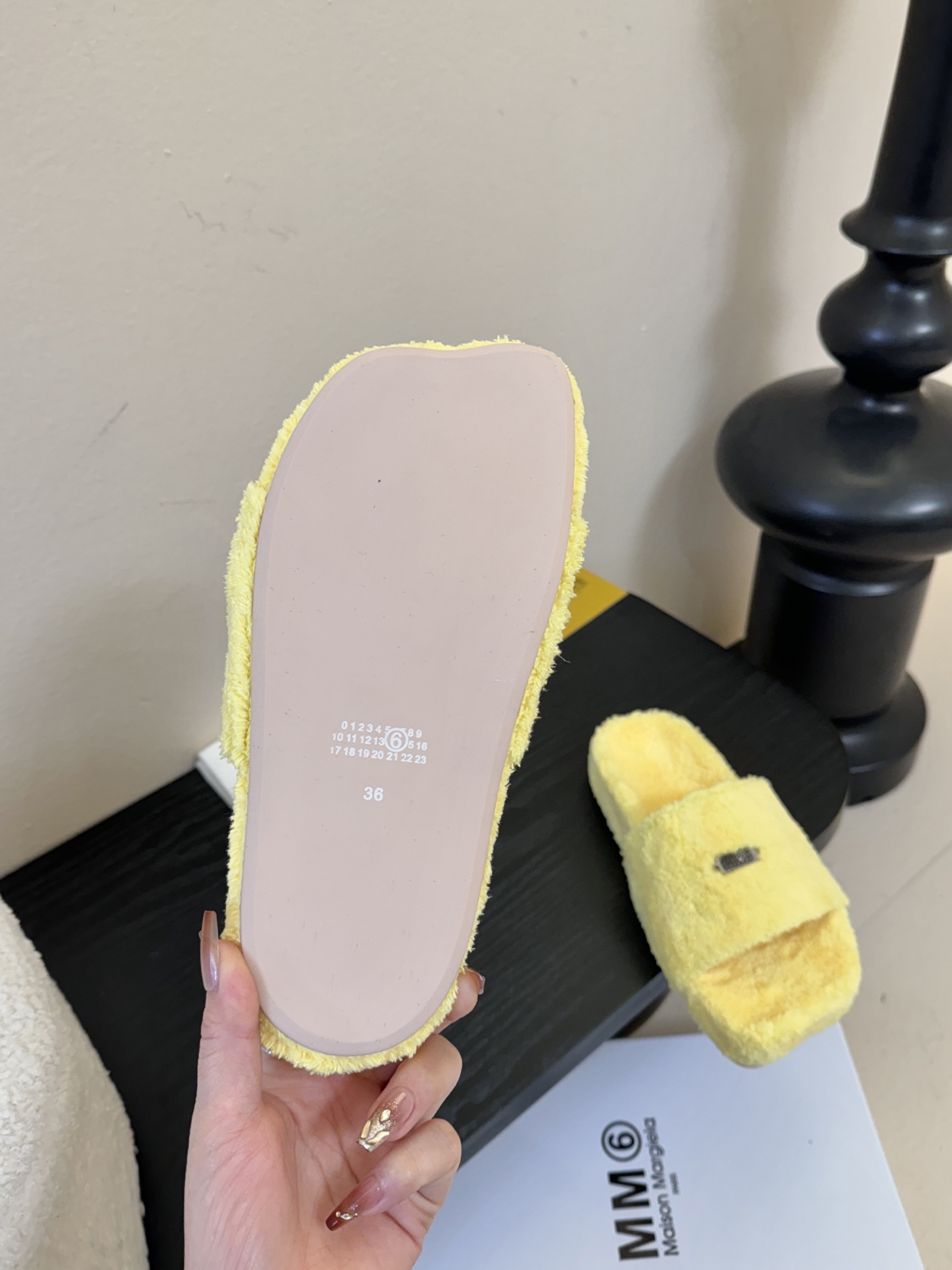 MM6新品休闲毛拖简约即王道 散发随性慵懒感 一脚蹬设计 轻松又自在 时髦精出街 宅家都可 拿捏松弛氛围