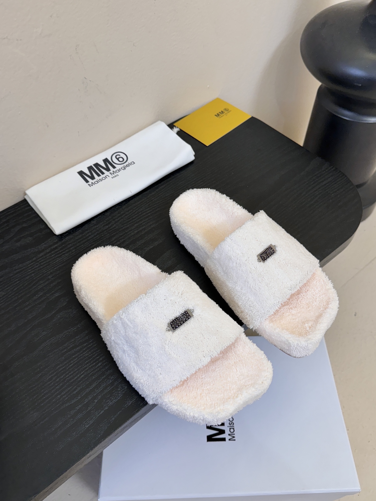 MM6新品休闲毛拖简约即王道 散发随性慵懒感 一脚蹬设计 轻松又自在 时髦精出街 宅家都可 拿捏松弛氛围