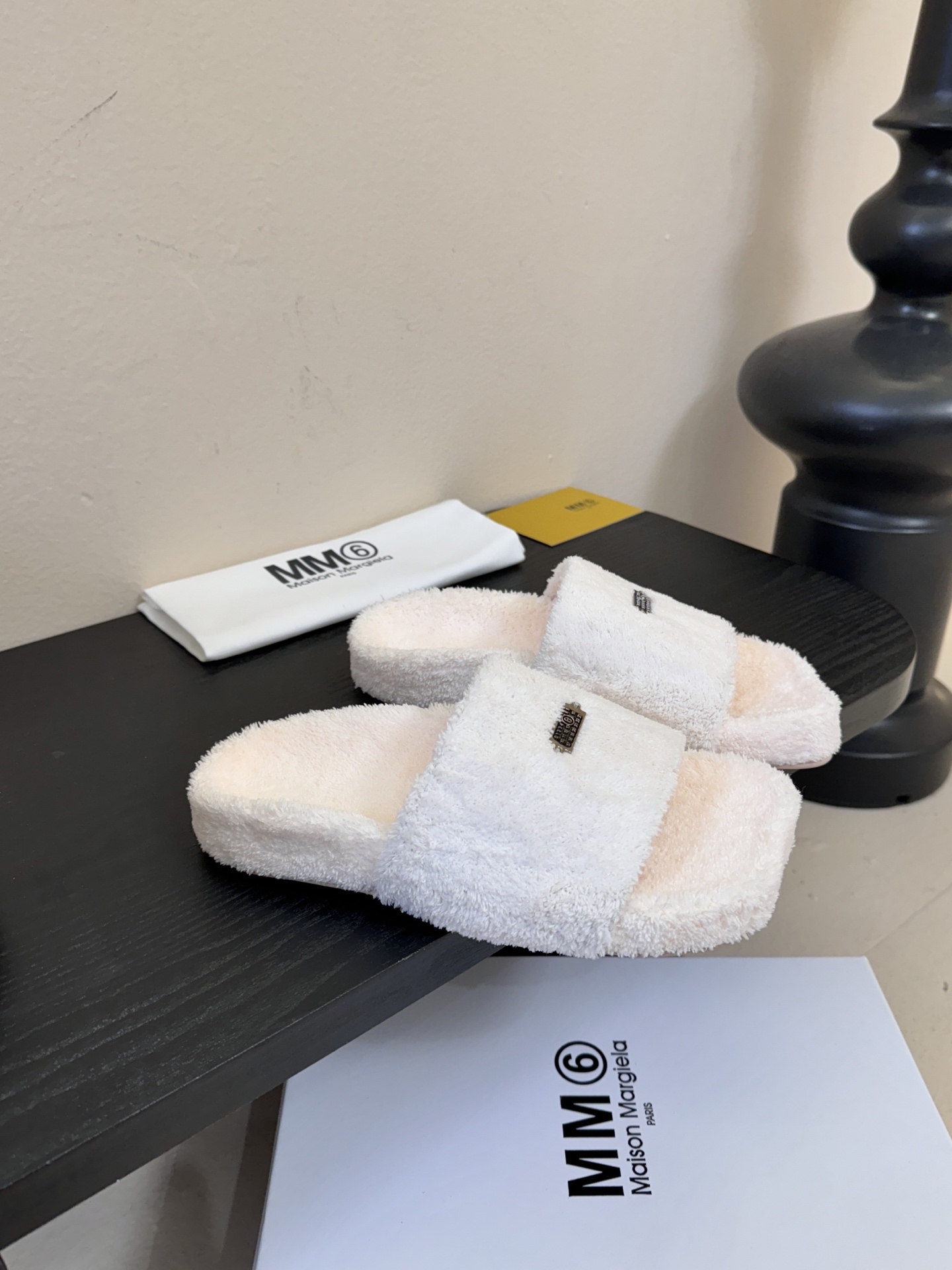 MM6新品休闲毛拖简约即王道 散发随性慵懒感 一脚蹬设计 轻松又自在 时髦精出街 宅家都可 拿捏松弛氛围