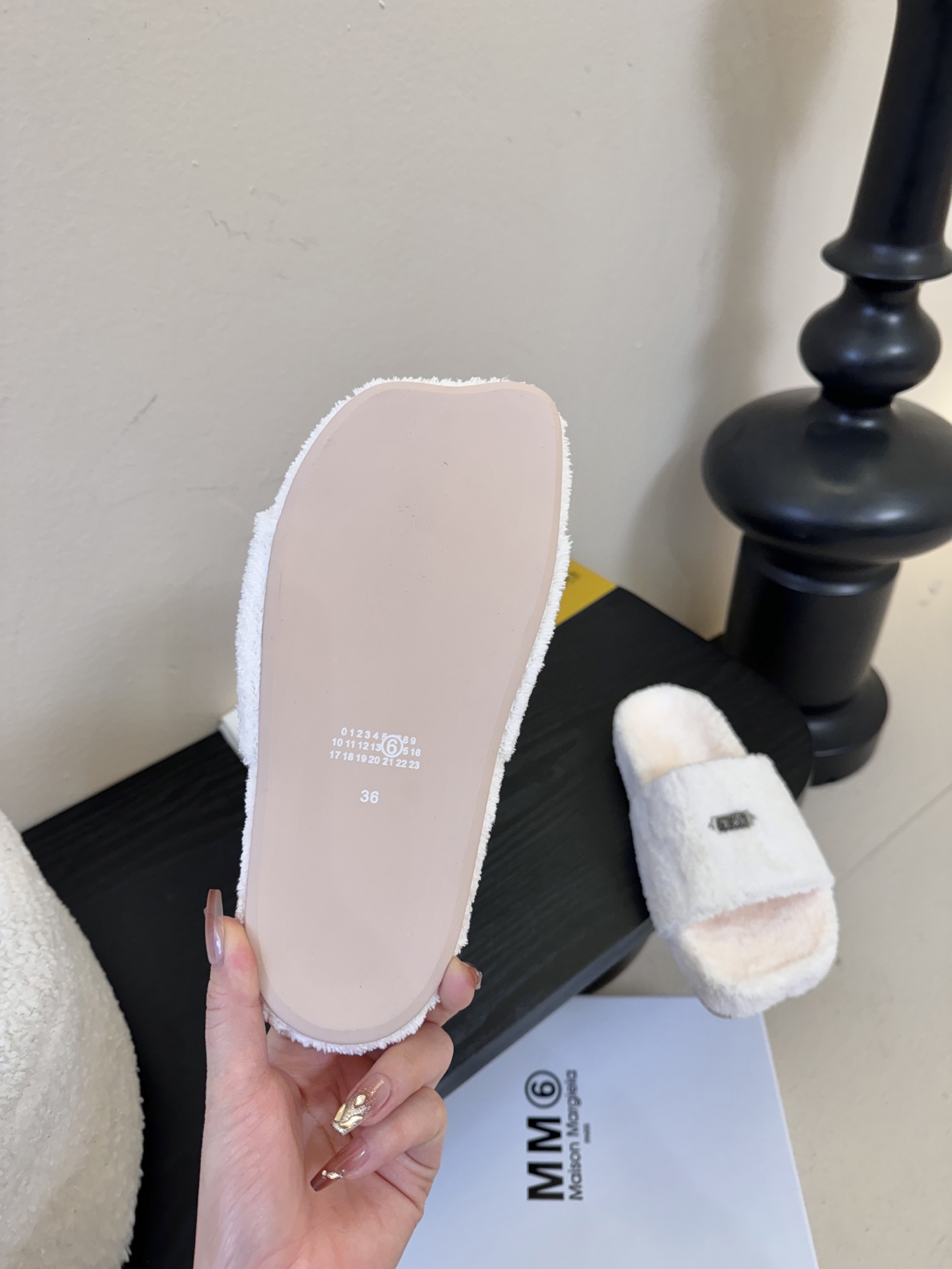 MM6新品休闲毛拖简约即王道 散发随性慵懒感 一脚蹬设计 轻松又自在 时髦精出街 宅家都可 拿捏松弛氛围