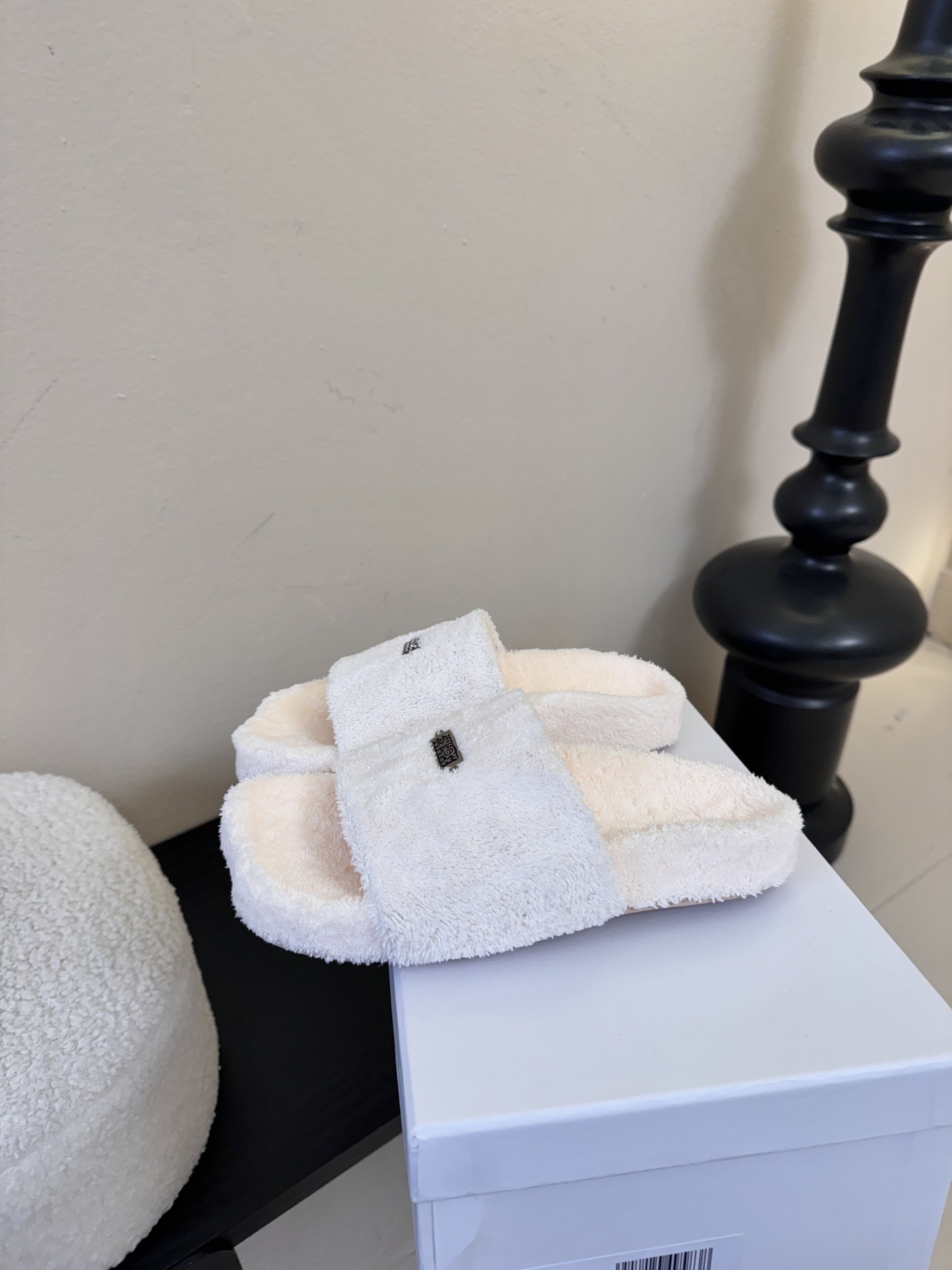 MM6新品休闲毛拖简约即王道 散发随性慵懒感 一脚蹬设计 轻松又自在 时髦精出街 宅家都可 拿捏松弛氛围