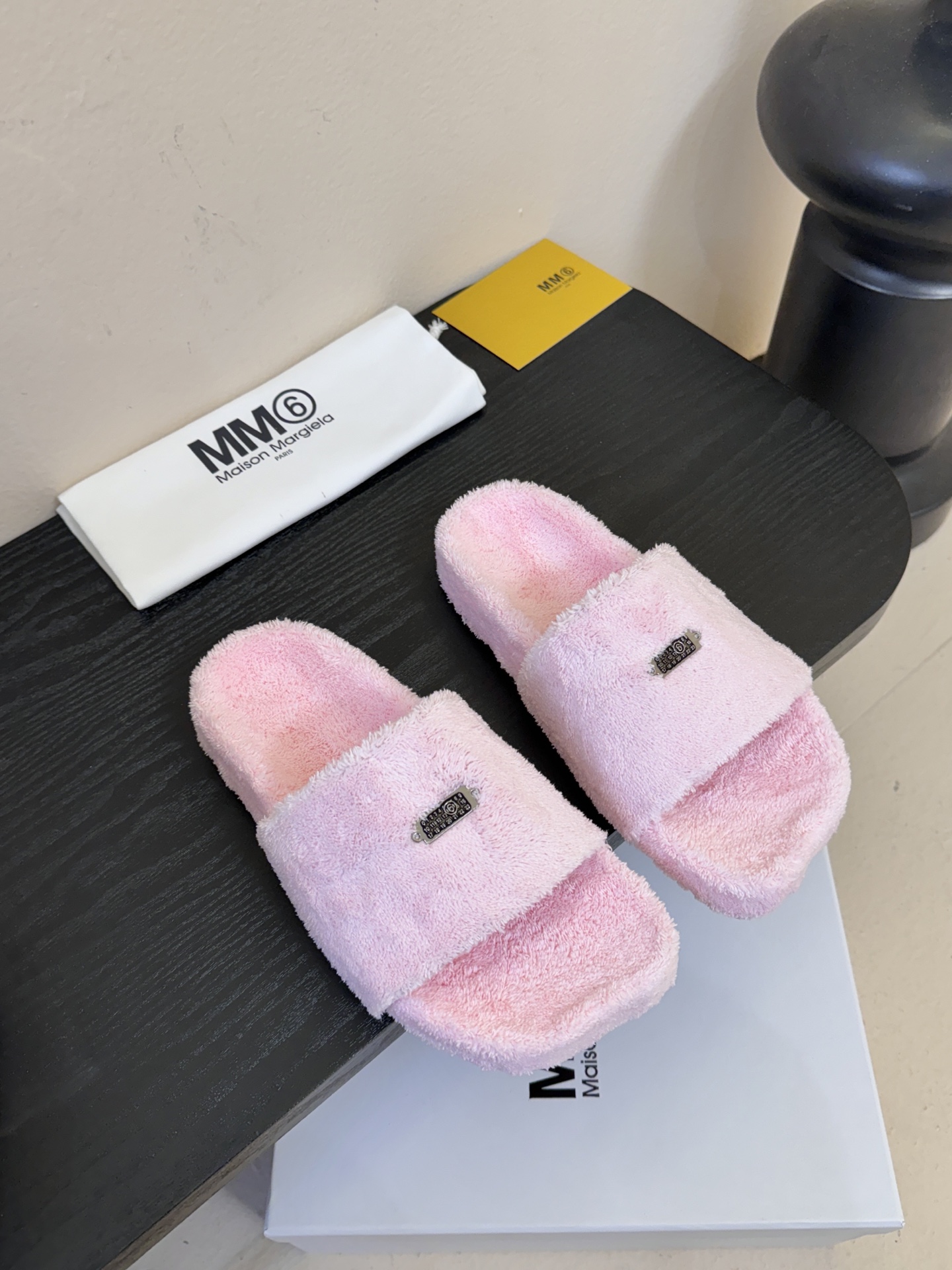 MM6新品休闲毛拖简约即王道 散发随性慵懒感 一脚蹬设计 轻松又自在 时髦精出街 宅家都可 拿捏松弛氛围