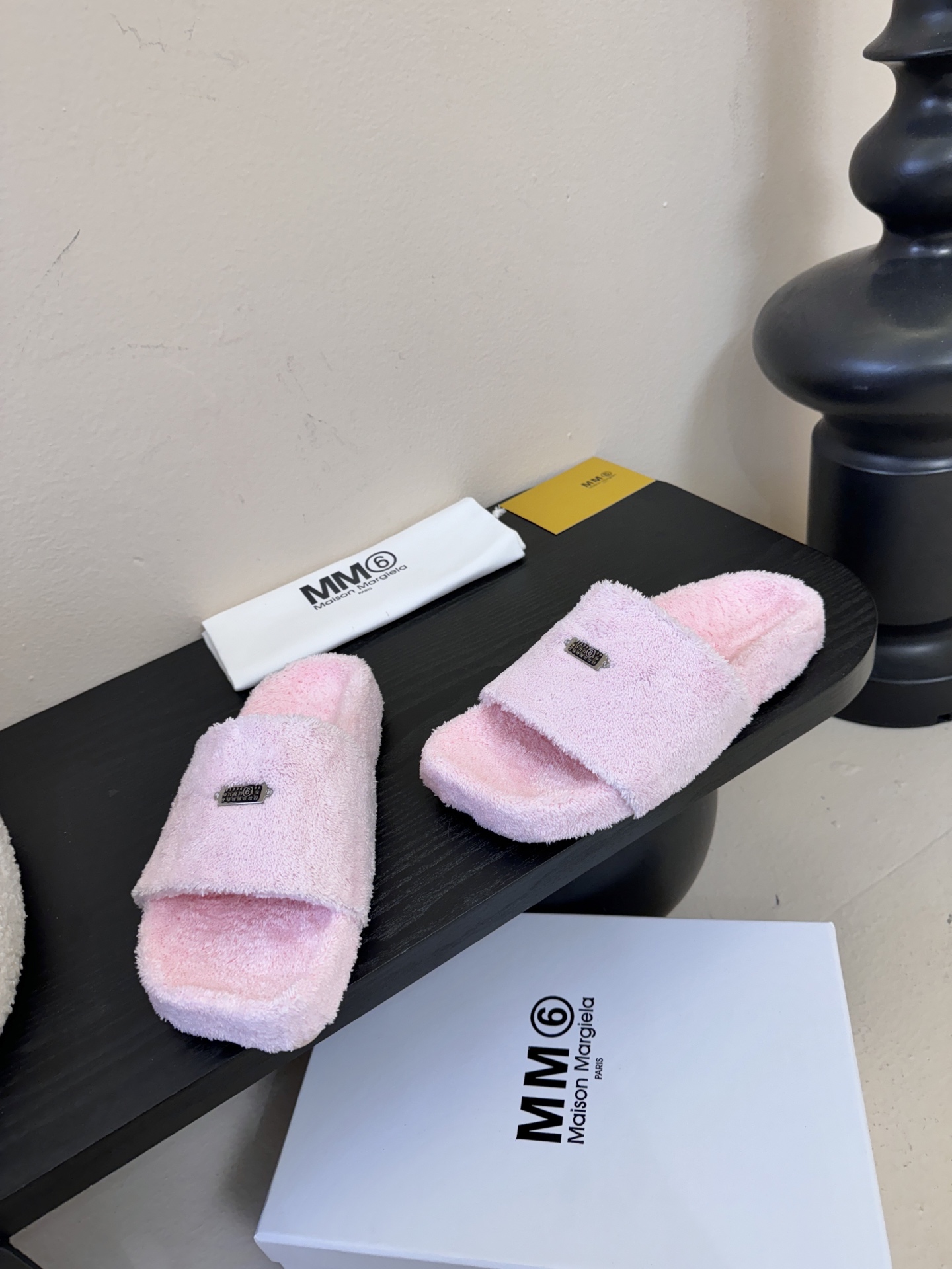 MM6新品休闲毛拖简约即王道 散发随性慵懒感 一脚蹬设计 轻松又自在 时髦精出街 宅家都可 拿捏松弛氛围