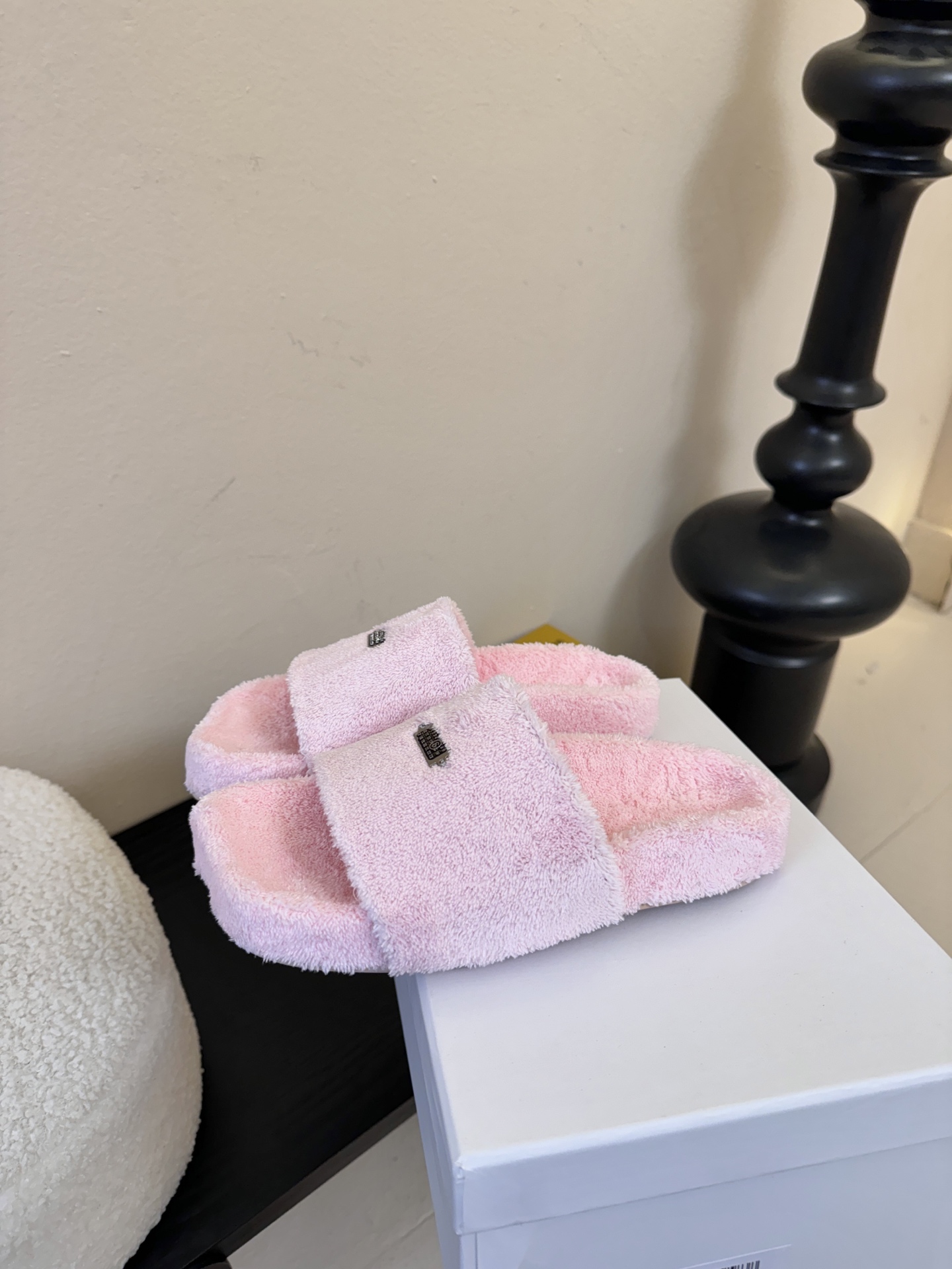 MM6新品休闲毛拖简约即王道 散发随性慵懒感 一脚蹬设计 轻松又自在 时髦精出街 宅家都可 拿捏松弛氛围