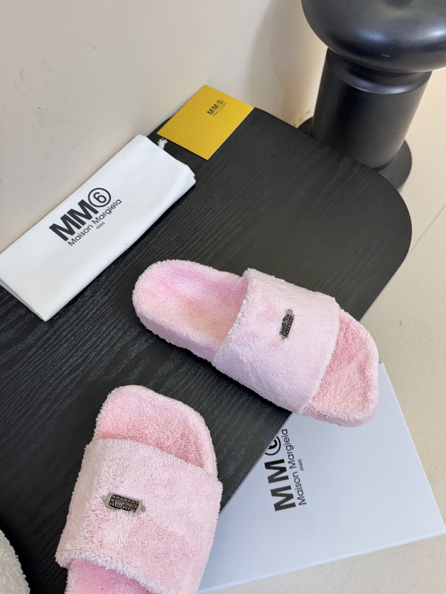 MM6新品休闲毛拖简约即王道 散发随性慵懒感 一脚蹬设计 轻松又自在 时髦精出街 宅家都可 拿捏松弛氛围