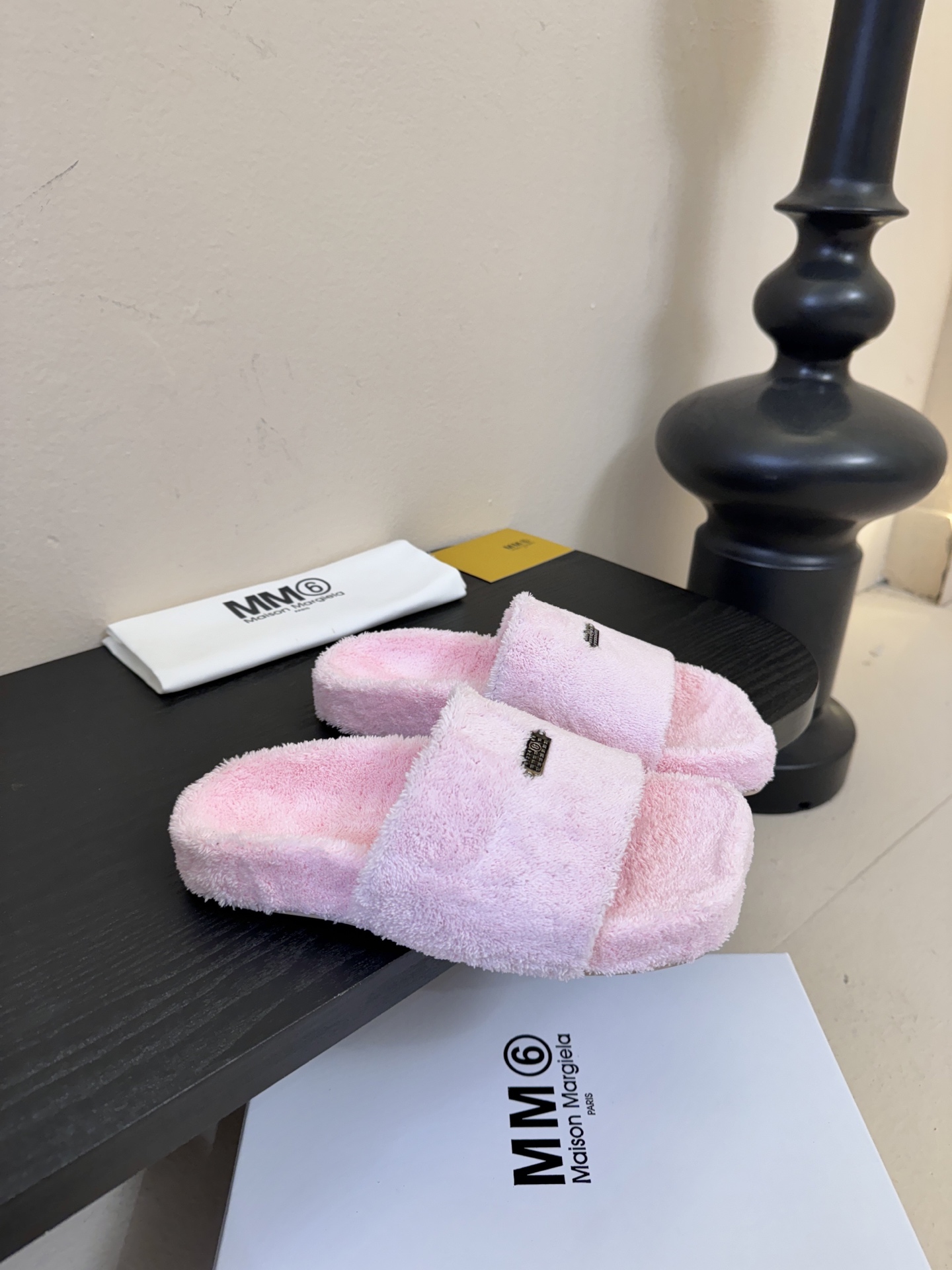 MM6新品休闲毛拖简约即王道 散发随性慵懒感 一脚蹬设计 轻松又自在 时髦精出街 宅家都可 拿捏松弛氛围