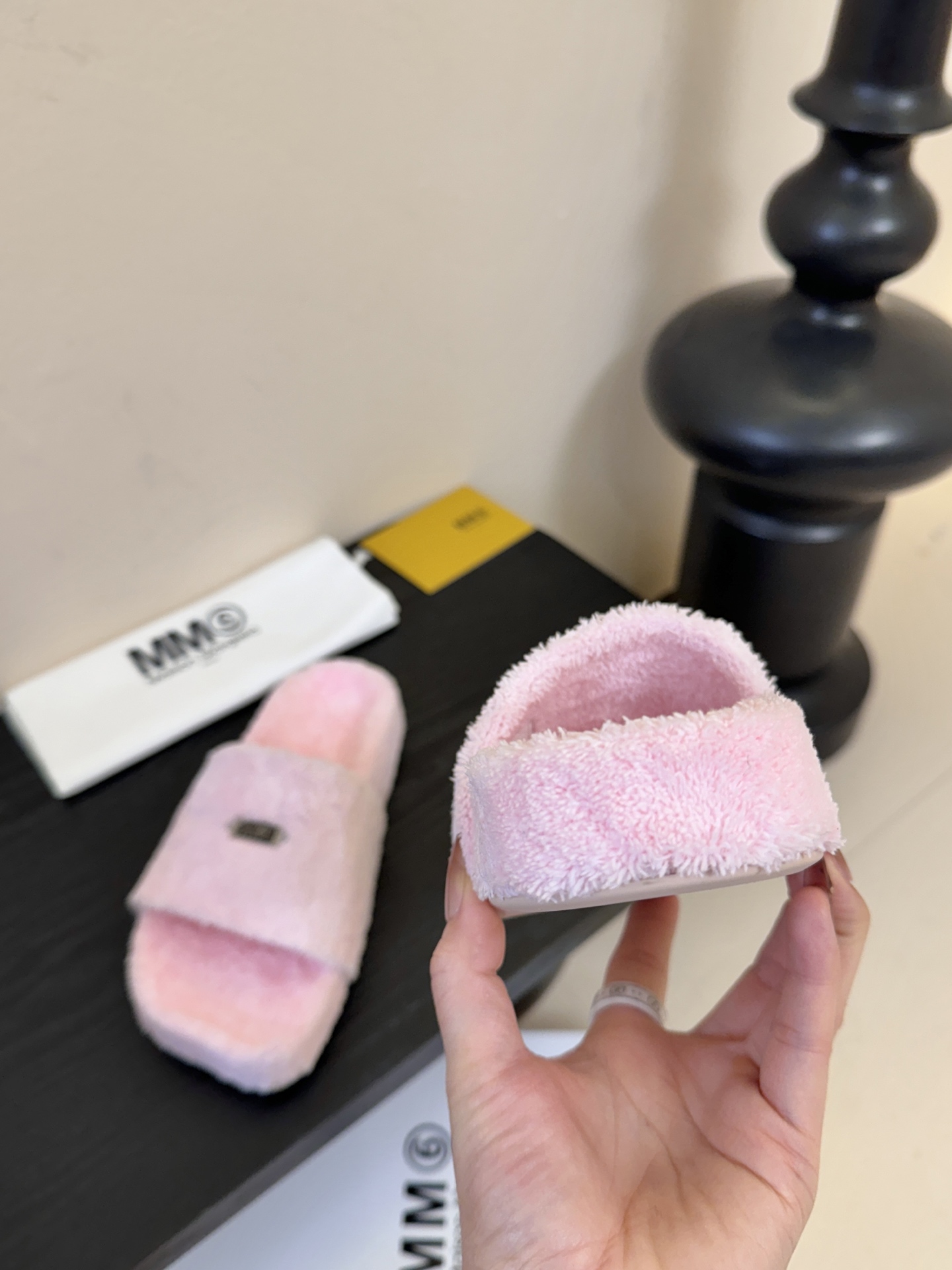 MM6新品休闲毛拖简约即王道 散发随性慵懒感 一脚蹬设计 轻松又自在 时髦精出街 宅家都可 拿捏松弛氛围