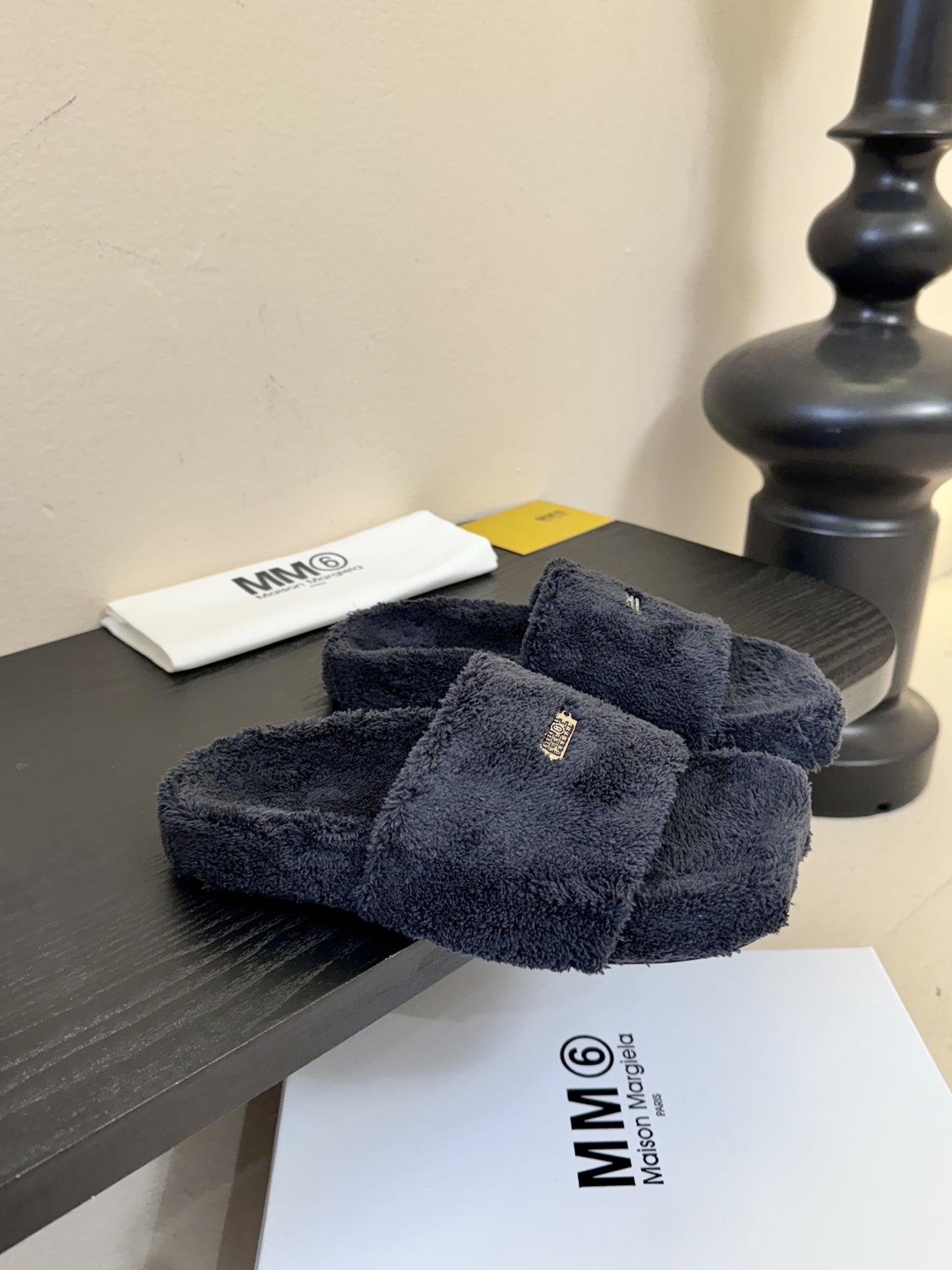 MM6新品休闲毛拖简约即王道 散发随性慵懒感 一脚蹬设计 轻松又自在 时髦精出街 宅家都可 拿捏松弛氛围