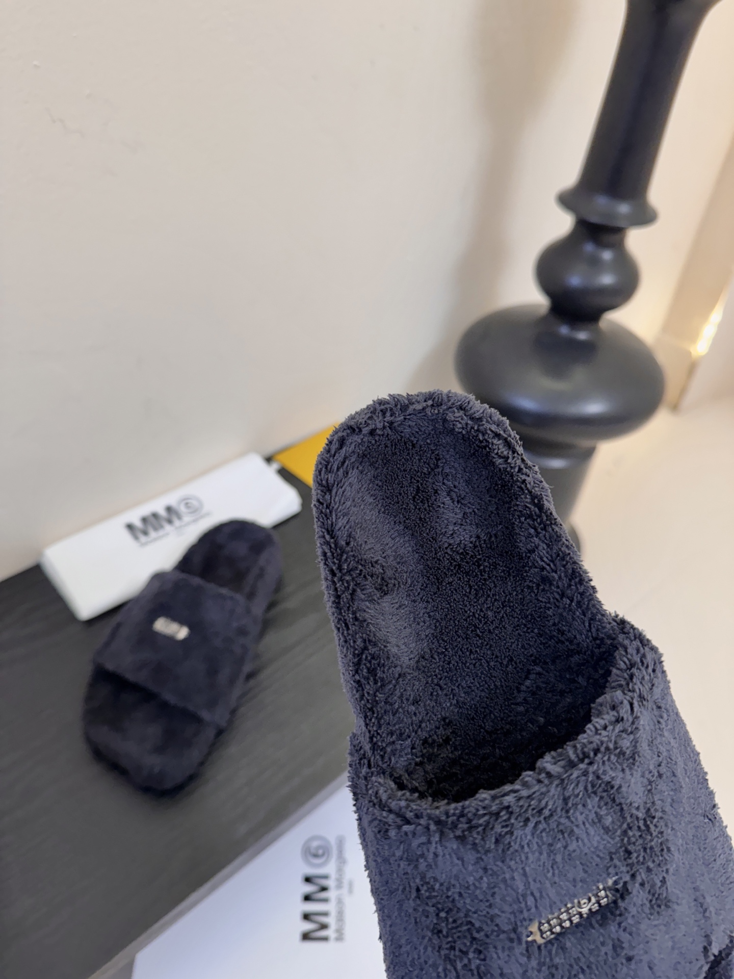 MM6新品休闲毛拖简约即王道 散发随性慵懒感 一脚蹬设计 轻松又自在 时髦精出街 宅家都可 拿捏松弛氛围