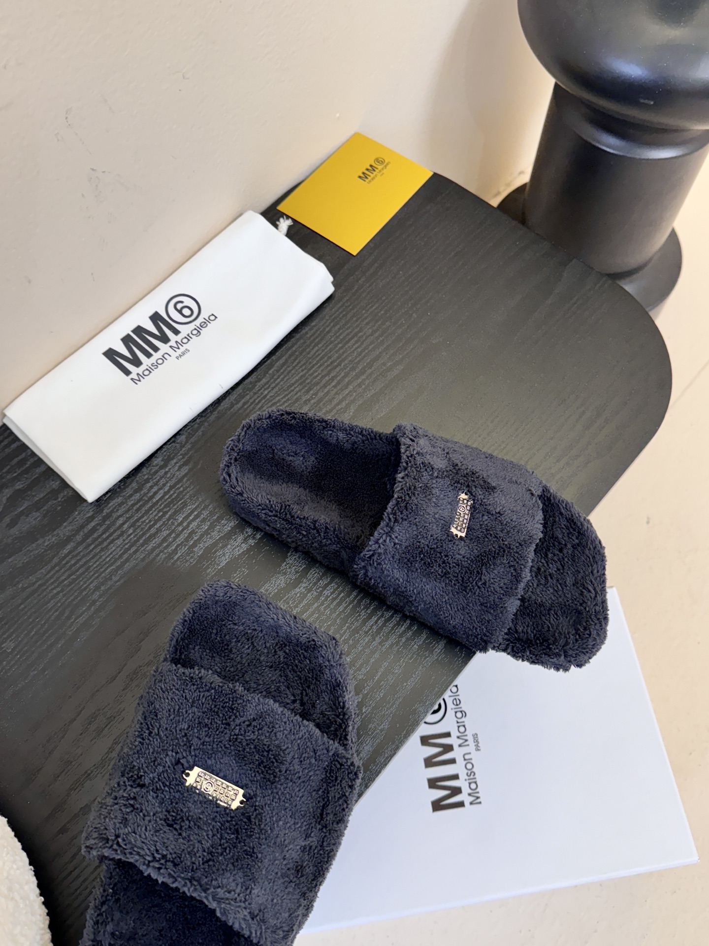 MM6新品休闲毛拖简约即王道 散发随性慵懒感 一脚蹬设计 轻松又自在 时髦精出街 宅家都可 拿捏松弛氛围