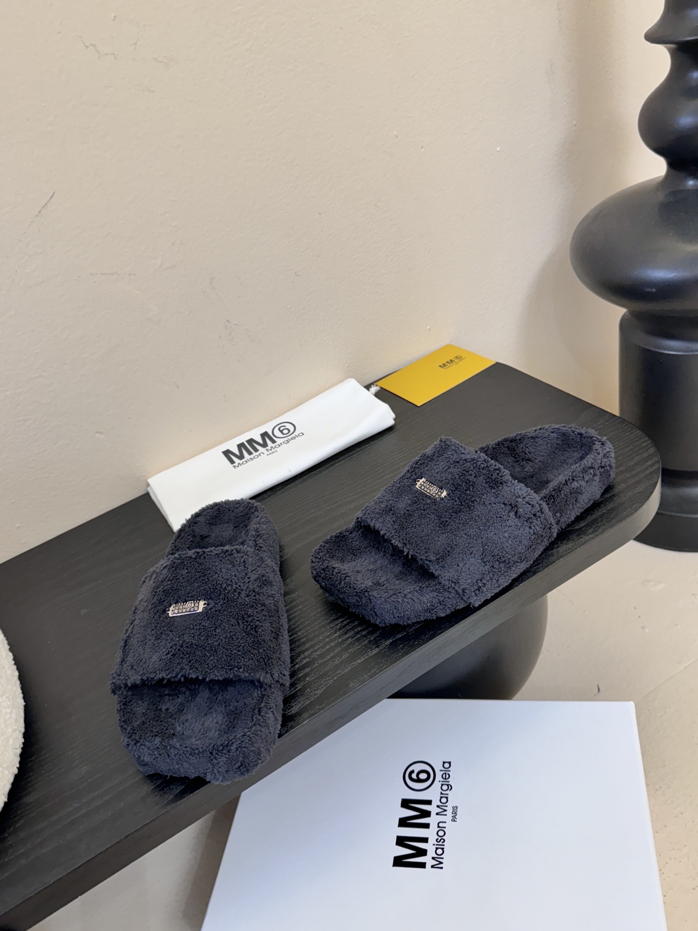 MM6新品休闲毛拖简约即王道 散发随性慵懒感 一脚蹬设计 轻松又自在 时髦精出街 宅家都可 拿捏松弛氛围