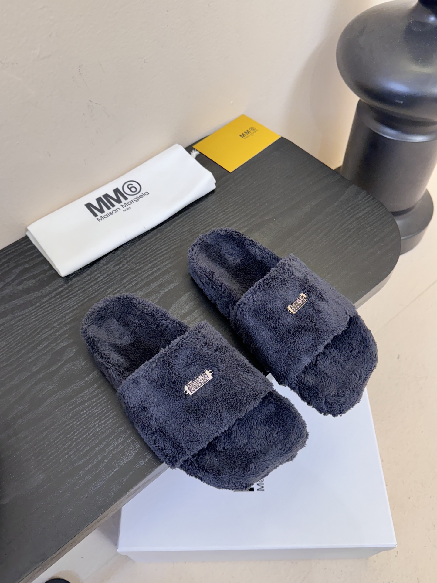 MM6新品休闲毛拖简约即王道 散发随性慵懒感 一脚蹬设计 轻松又自在 时髦精出街 宅家都可 拿捏松弛氛围