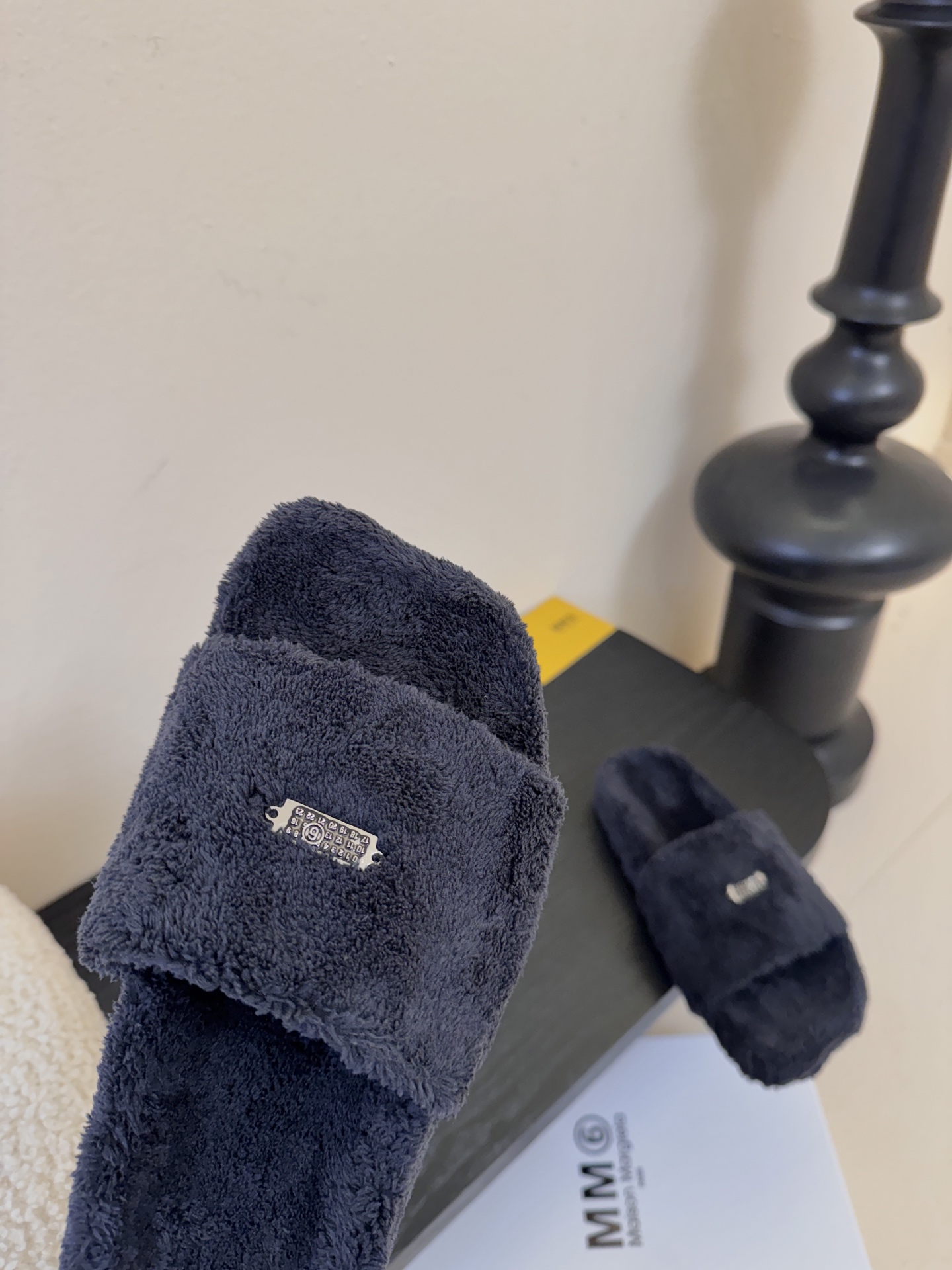 MM6新品休闲毛拖简约即王道 散发随性慵懒感 一脚蹬设计 轻松又自在 时髦精出街 宅家都可 拿捏松弛氛围