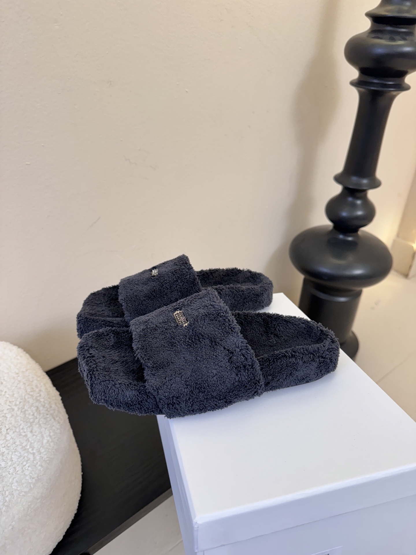 MM6新品休闲毛拖简约即王道 散发随性慵懒感 一脚蹬设计 轻松又自在 时髦精出街 宅家都可 拿捏松弛氛围