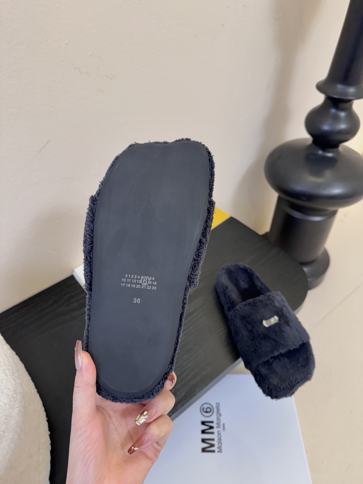 MM6新品休闲毛拖简约即王道 散发随性慵懒感 一脚蹬设计 轻松又自在 时髦精出街 宅家都可 拿捏松弛氛围