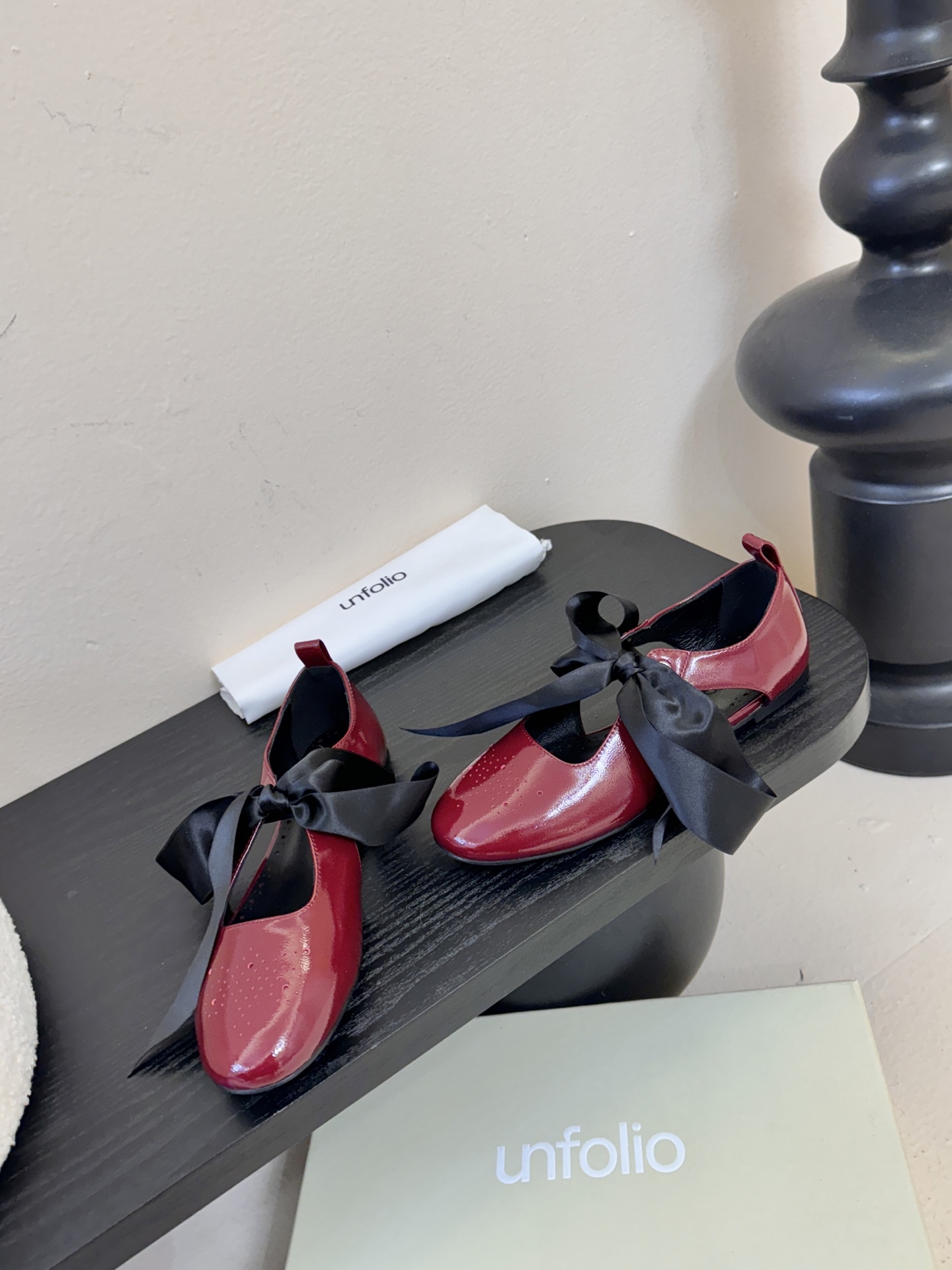 UNFOLIO26早春玛丽珍氛围感超绝的一款，少女风满满鞋身采用进口柔软牛油皮&超软漆皮，搭配超梦幻蝴蝶