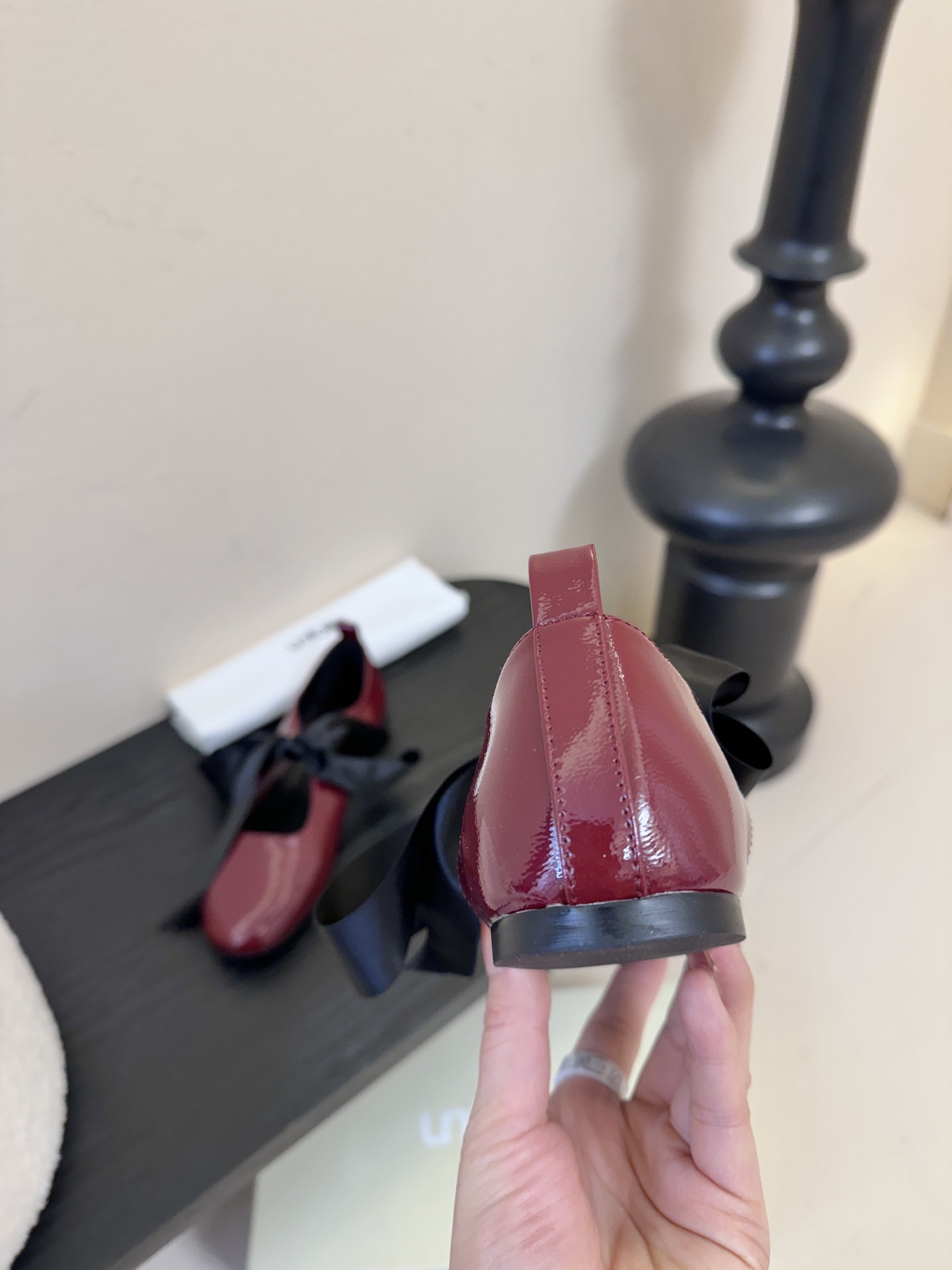 UNFOLIO26早春玛丽珍氛围感超绝的一款，少女风满满鞋身采用进口柔软牛油皮&超软漆皮，搭配超梦幻蝴蝶