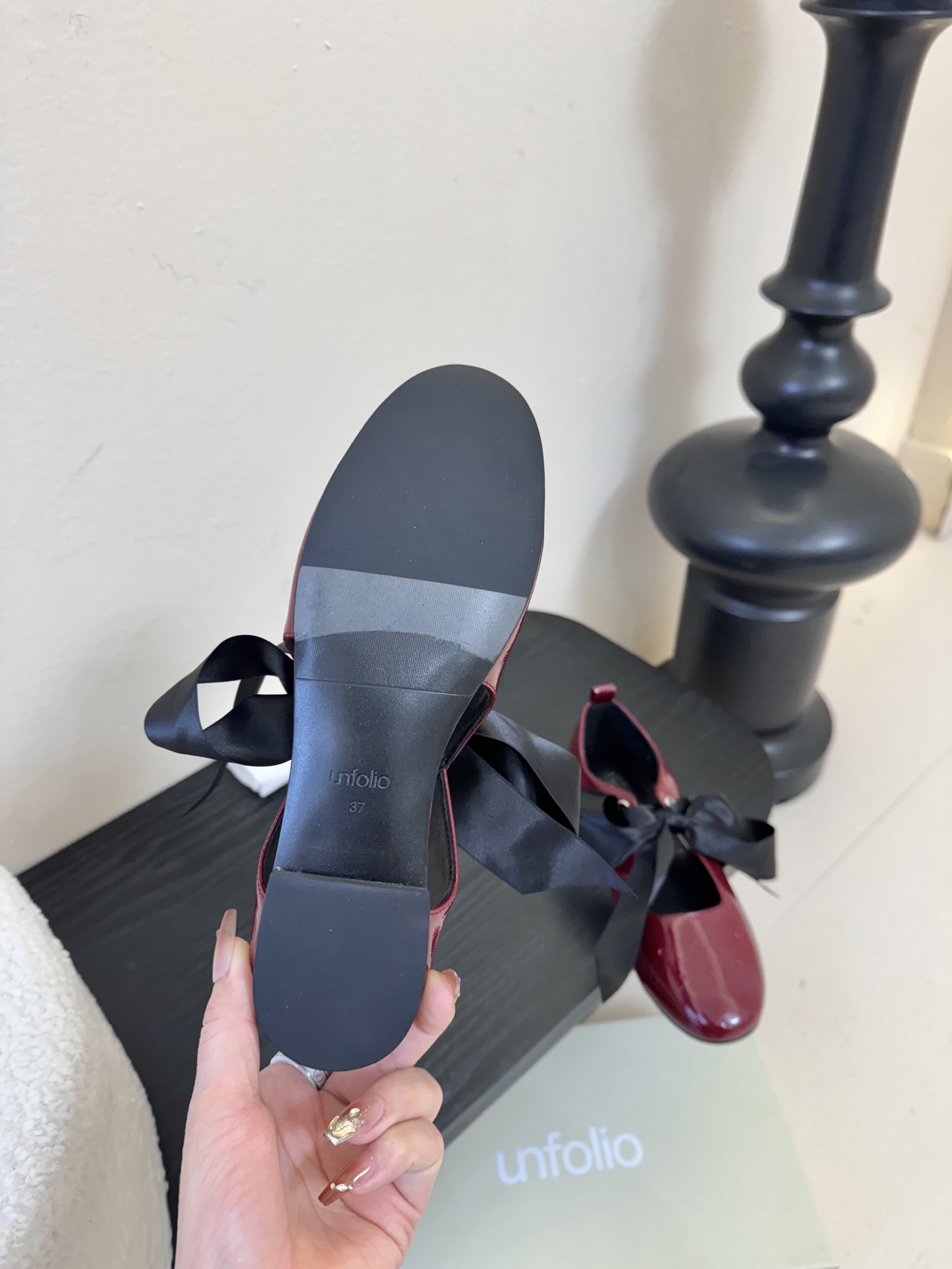 UNFOLIO26早春玛丽珍氛围感超绝的一款，少女风满满鞋身采用进口柔软牛油皮&超软漆皮，搭配超梦幻蝴蝶