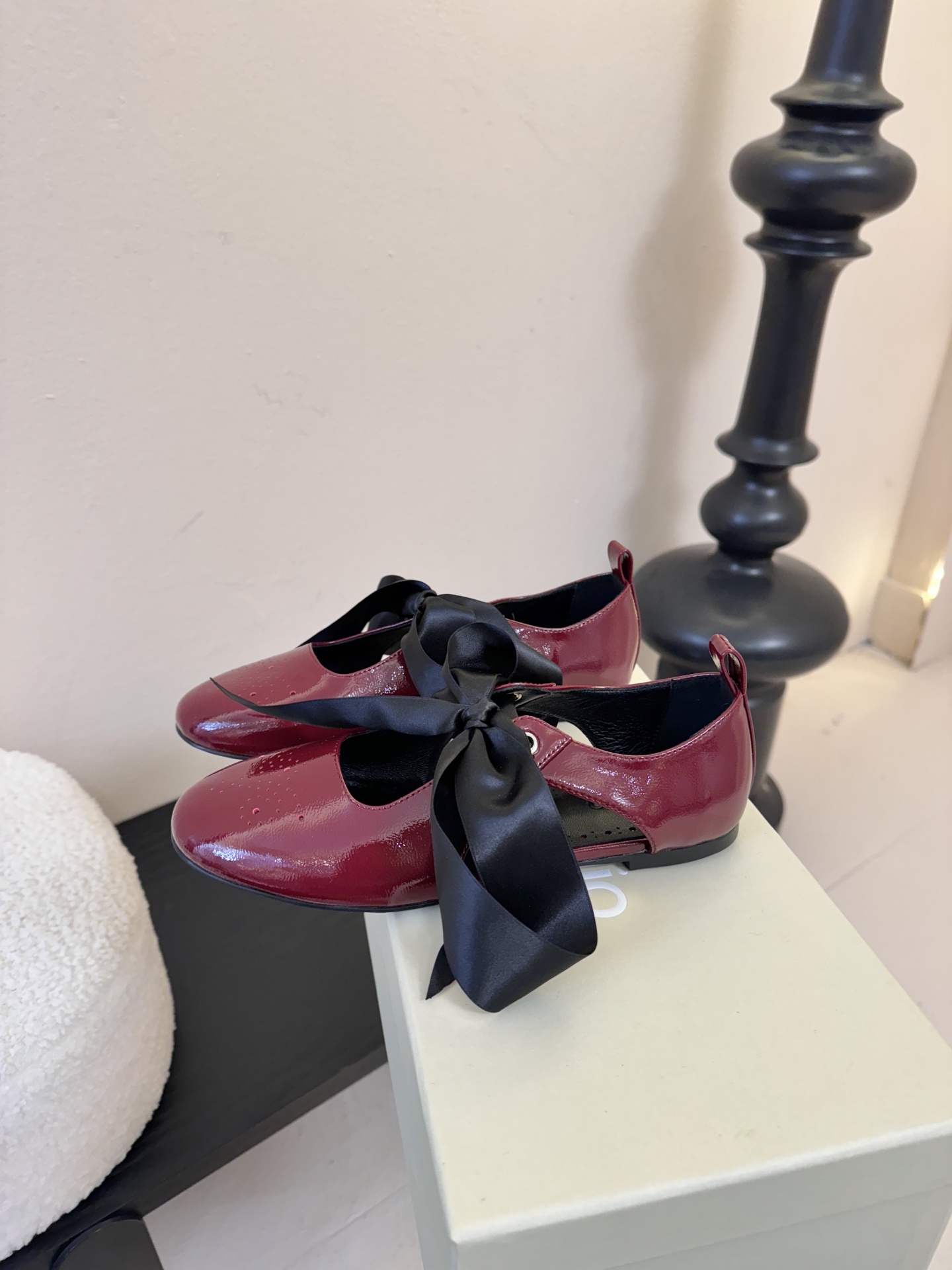 UNFOLIO26早春玛丽珍氛围感超绝的一款，少女风满满鞋身采用进口柔软牛油皮&超软漆皮，搭配超梦幻蝴蝶