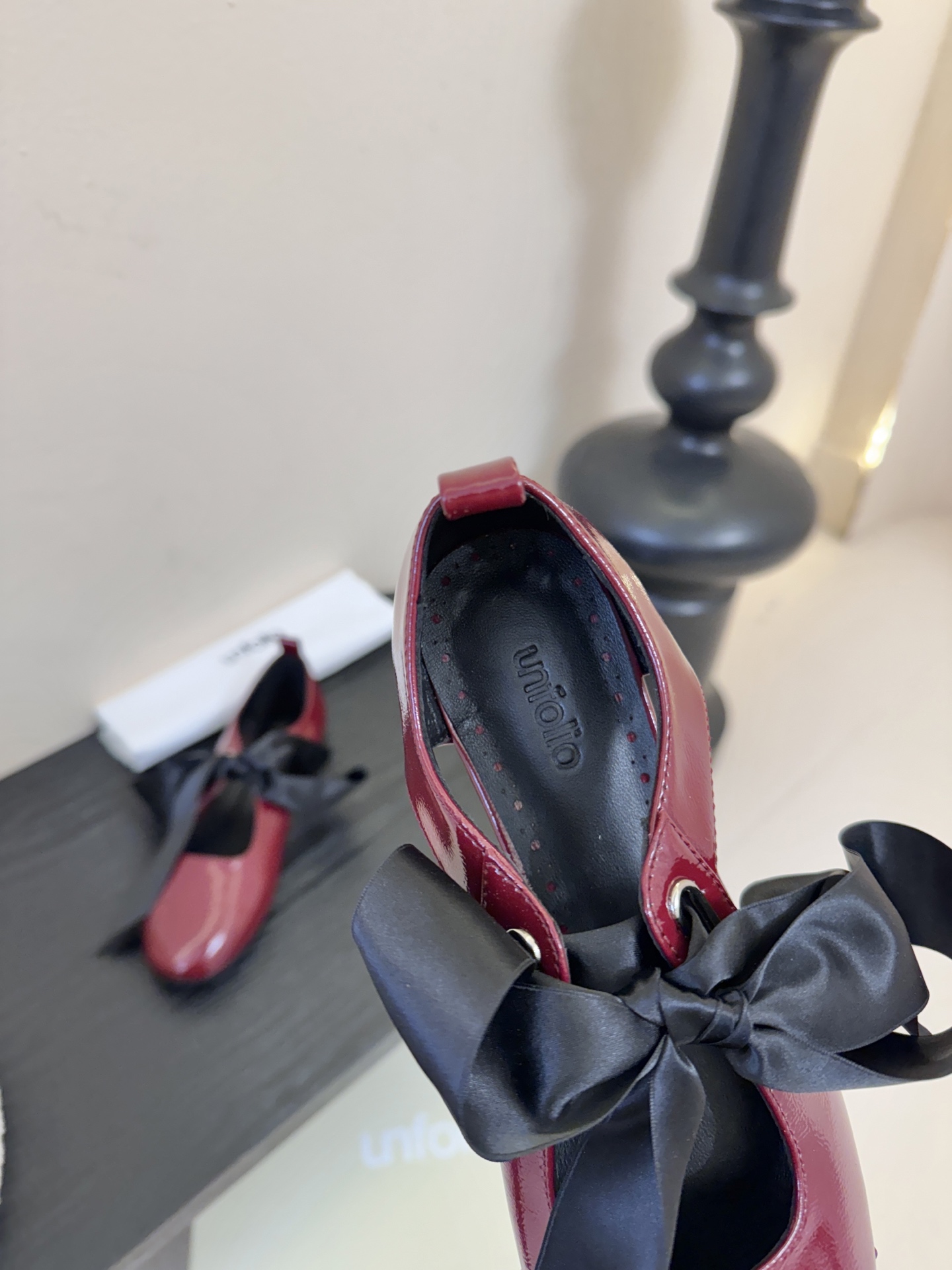 UNFOLIO26早春玛丽珍氛围感超绝的一款，少女风满满鞋身采用进口柔软牛油皮&超软漆皮，搭配超梦幻蝴蝶