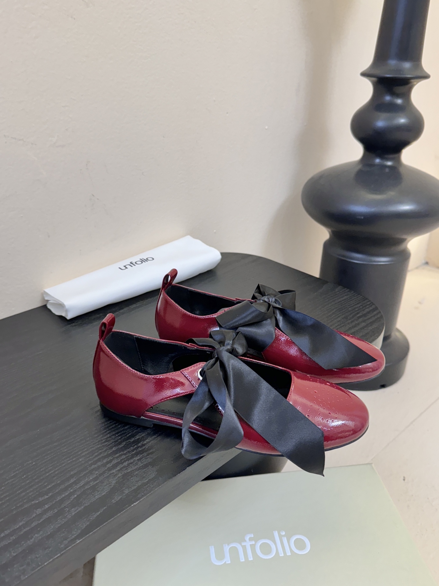 UNFOLIO26早春玛丽珍氛围感超绝的一款，少女风满满鞋身采用进口柔软牛油皮&超软漆皮，搭配超梦幻蝴蝶