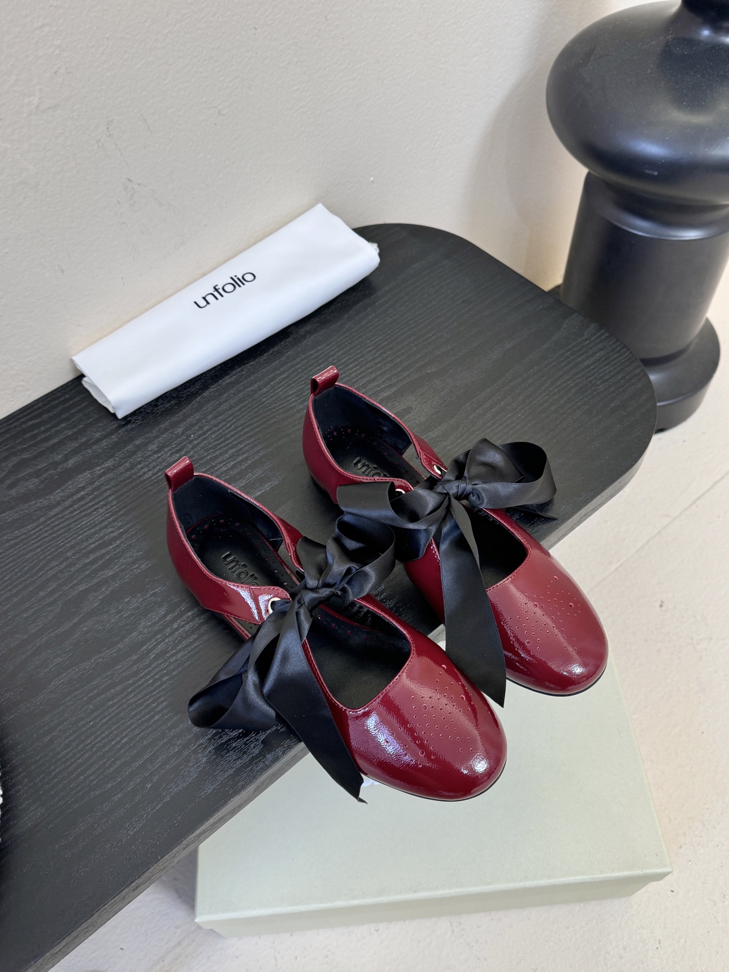 UNFOLIO26早春玛丽珍氛围感超绝的一款，少女风满满鞋身采用进口柔软牛油皮&超软漆皮，搭配超梦幻蝴蝶