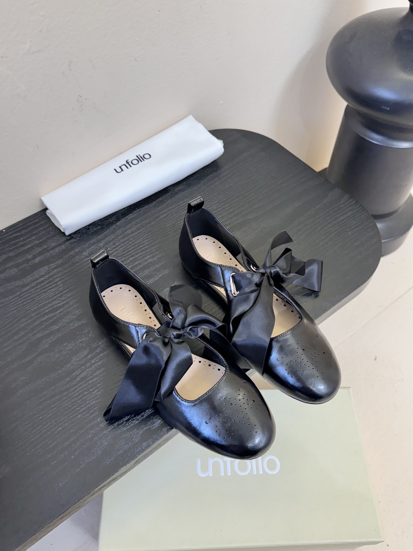 NO:680225,UNFOLIO26 Early Spring Mary Jane is a style with a great atmosphere, full of girly style. The shoe body is made of imported soft butter leather & super soft patent leather, with super dreamy bow decoration. The hollow design on both sides is both retro and playful. The inner padding is water-dyed sheepskin, size 35-40, Mary Jane, mary jane, sheepskin19860909UNFOLIO26早春玛丽珍 氛围感超绝的一款,少女风满满 鞋身采用进口柔软牛油皮&超软漆皮,搭配超梦幻蝴蝶结装饰,两侧镂空设计,既复古又俏皮,内里垫脚,水染羊皮,尺码35-40,玛丽珍,mary jane,sheepskin,Women's Shoes