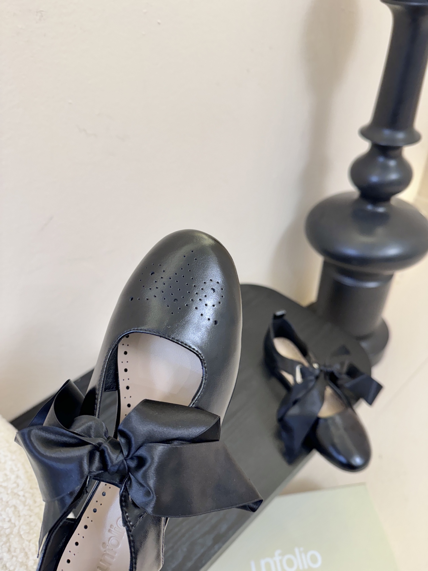 UNFOLIO26早春玛丽珍氛围感超绝的一款，少女风满满鞋身采用进口柔软牛油皮&超软漆皮，搭配超梦幻蝴蝶