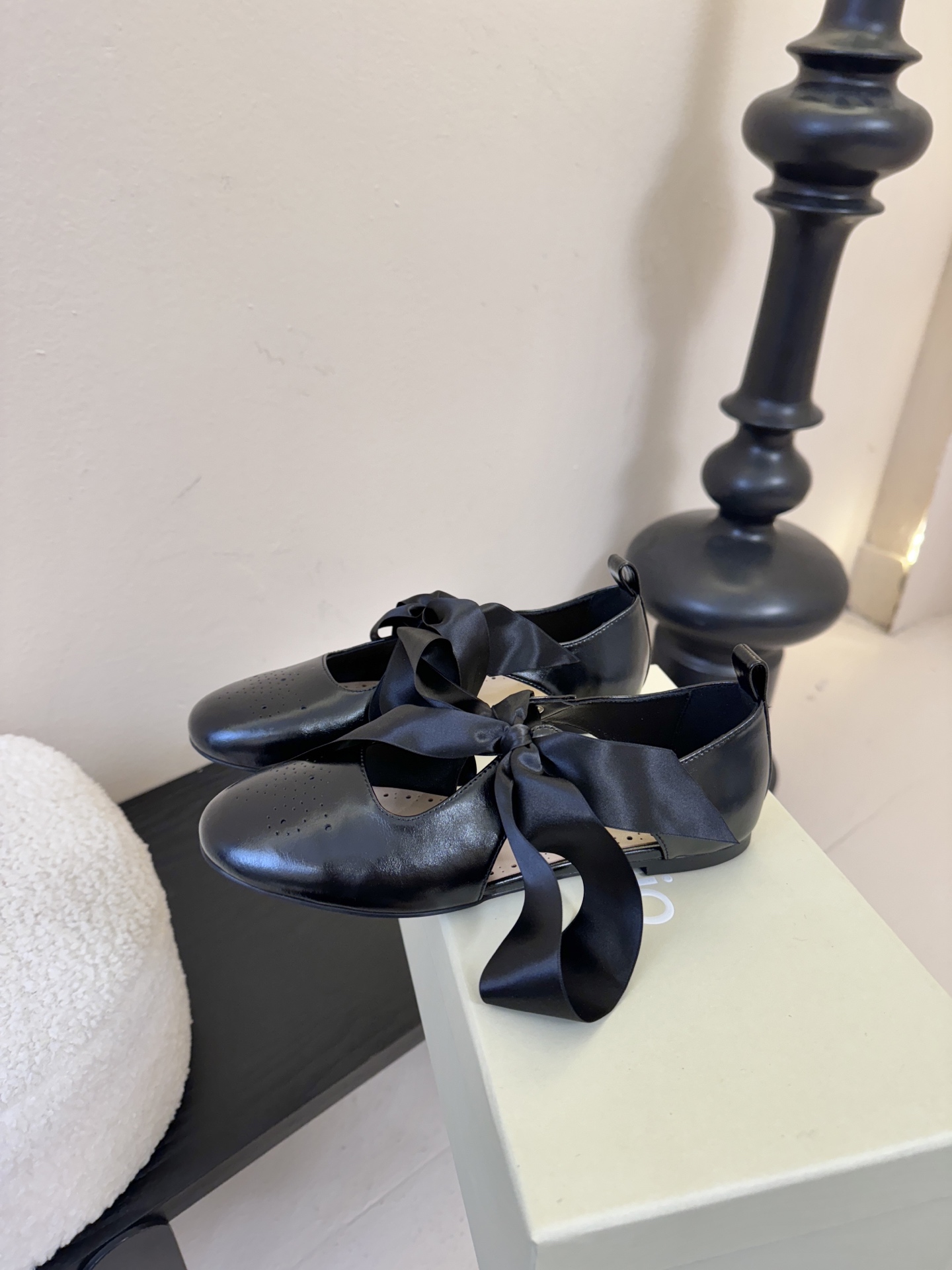 UNFOLIO26早春玛丽珍氛围感超绝的一款，少女风满满鞋身采用进口柔软牛油皮&超软漆皮，搭配超梦幻蝴蝶