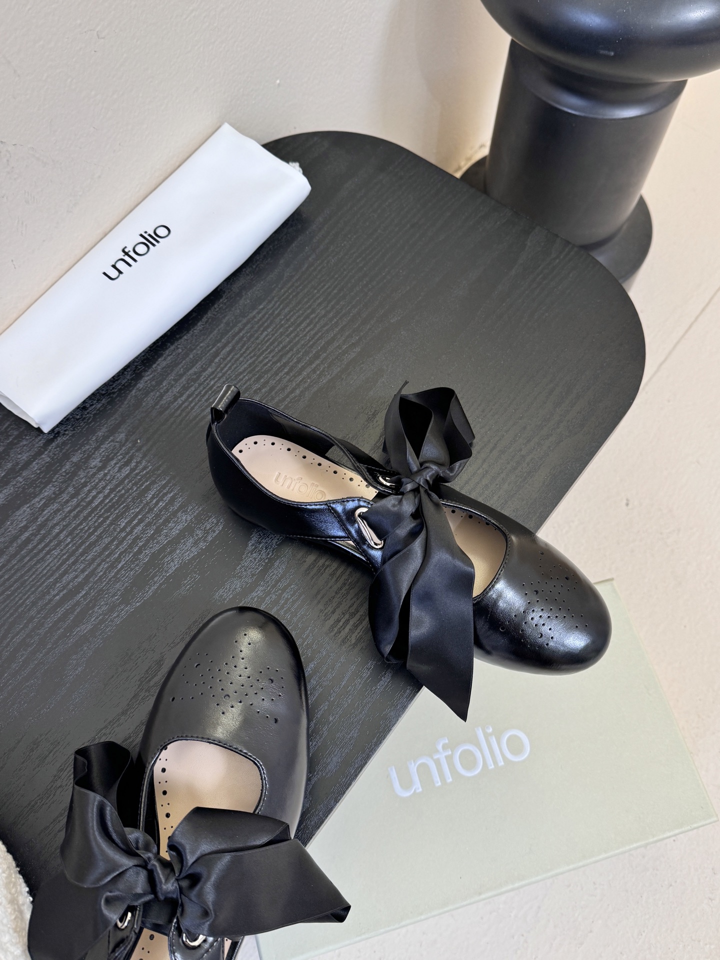 UNFOLIO26早春玛丽珍氛围感超绝的一款，少女风满满鞋身采用进口柔软牛油皮&超软漆皮，搭配超梦幻蝴蝶