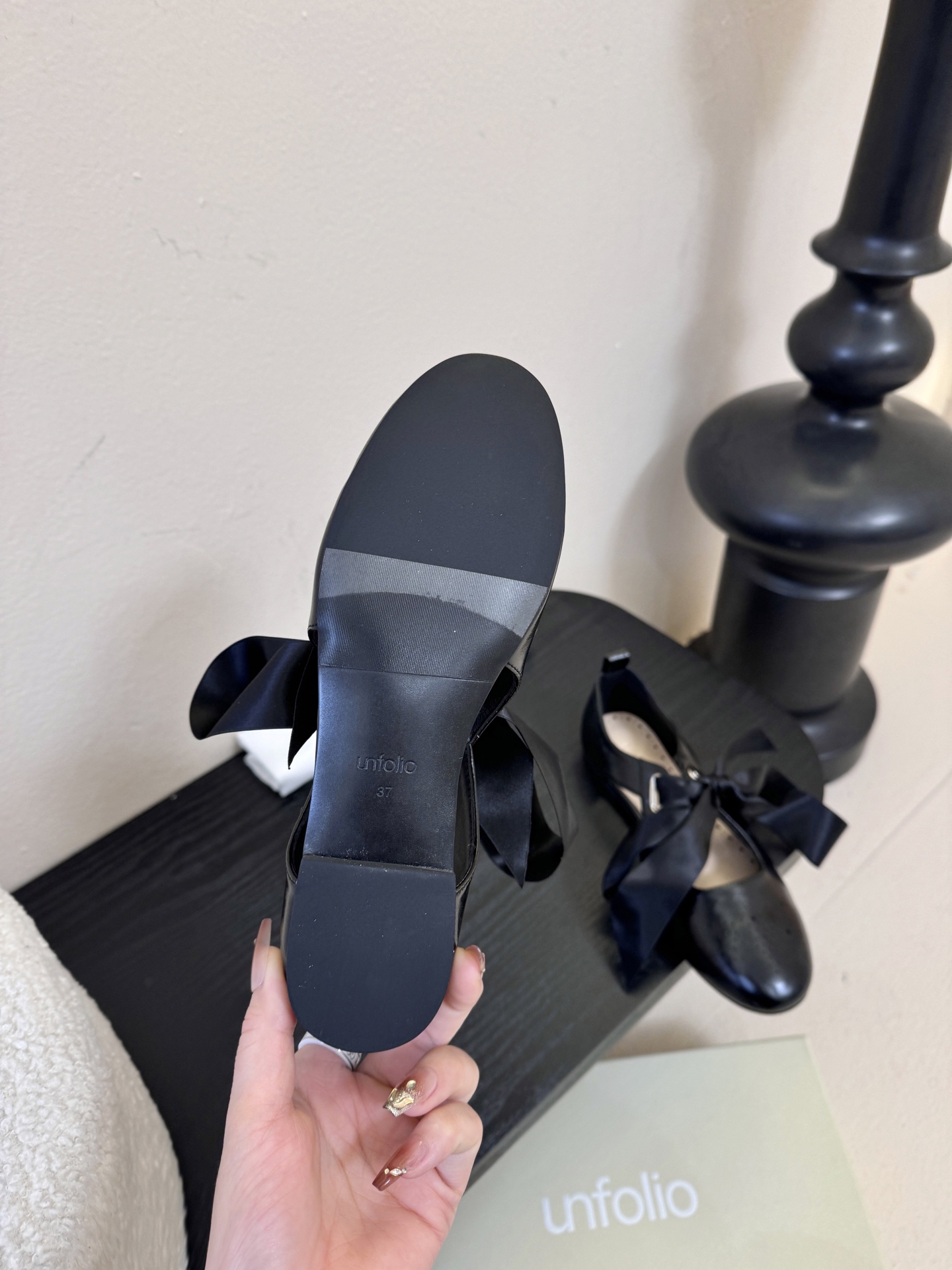 UNFOLIO26早春玛丽珍氛围感超绝的一款，少女风满满鞋身采用进口柔软牛油皮&超软漆皮，搭配超梦幻蝴蝶