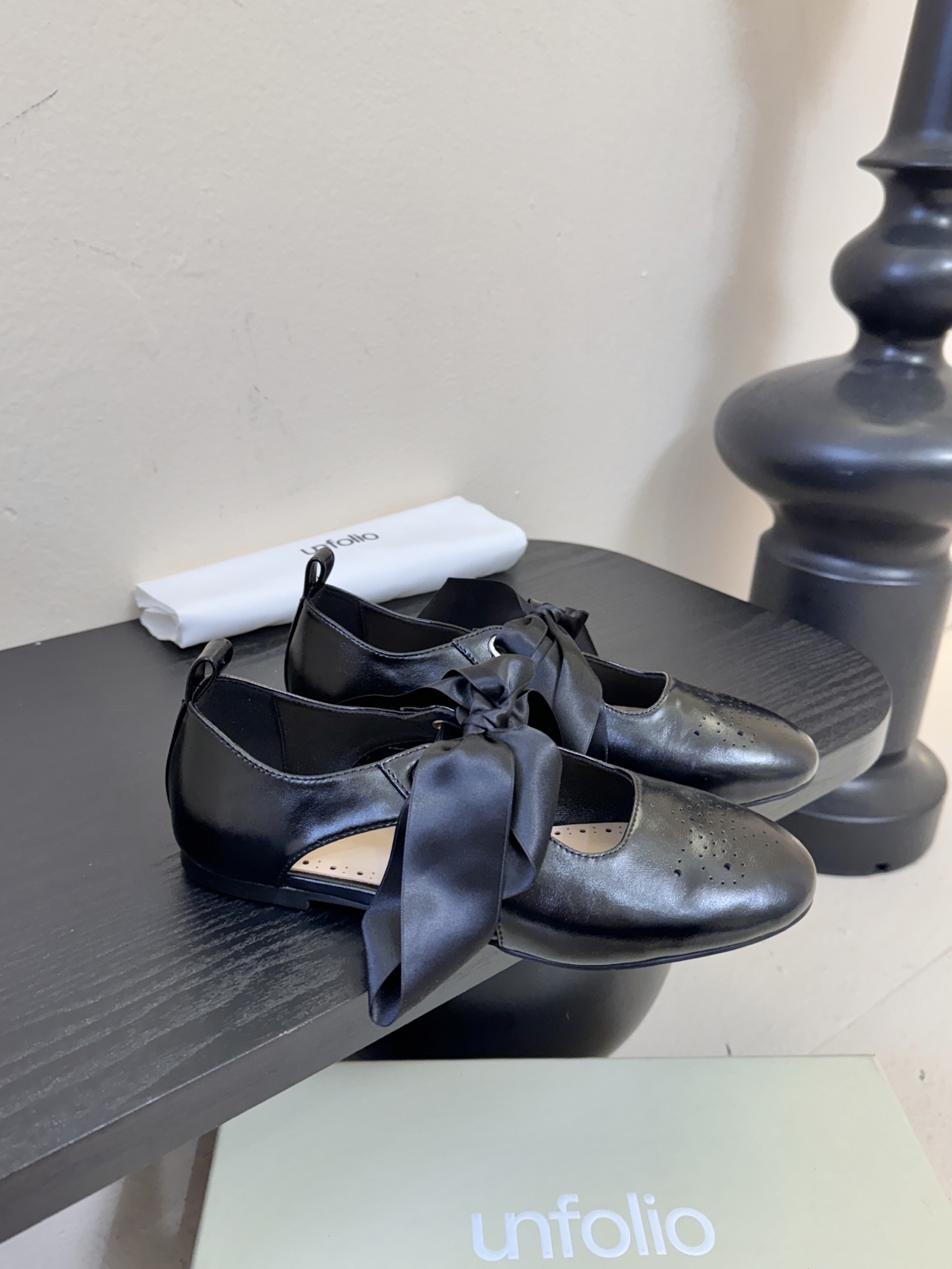 UNFOLIO26早春玛丽珍氛围感超绝的一款，少女风满满鞋身采用进口柔软牛油皮&超软漆皮，搭配超梦幻蝴蝶