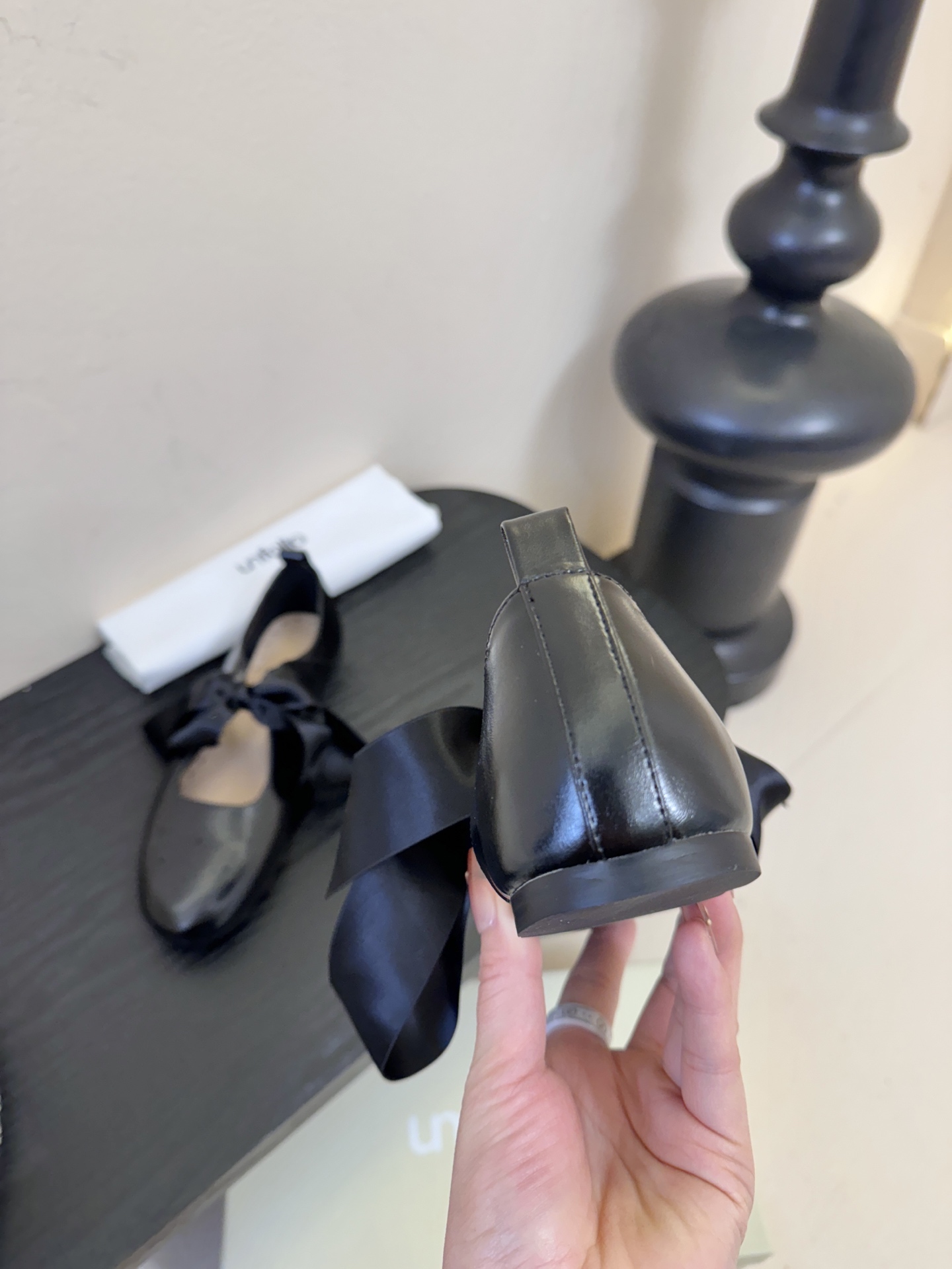 UNFOLIO26早春玛丽珍氛围感超绝的一款，少女风满满鞋身采用进口柔软牛油皮&超软漆皮，搭配超梦幻蝴蝶