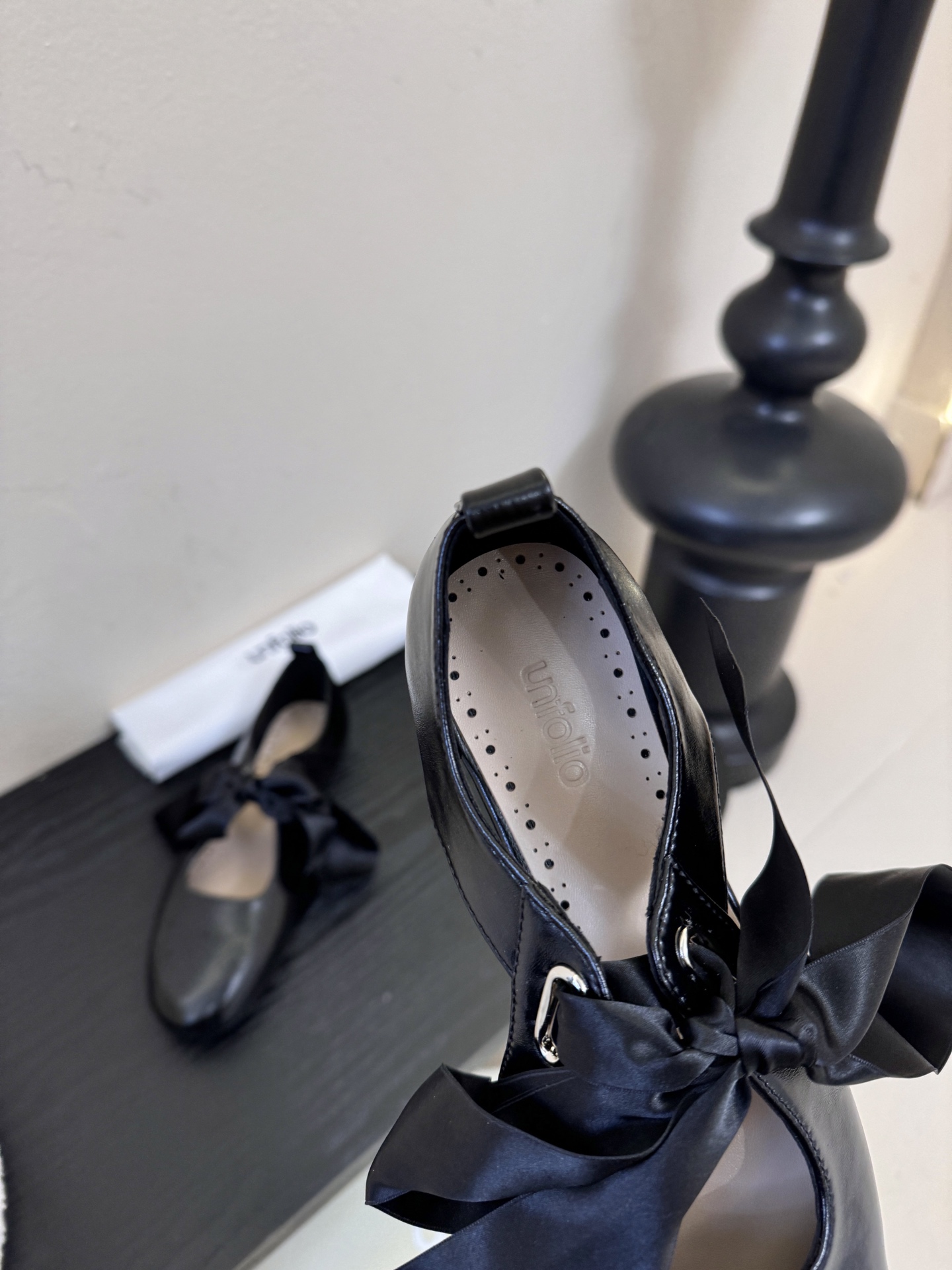 UNFOLIO26早春玛丽珍氛围感超绝的一款，少女风满满鞋身采用进口柔软牛油皮&超软漆皮，搭配超梦幻蝴蝶