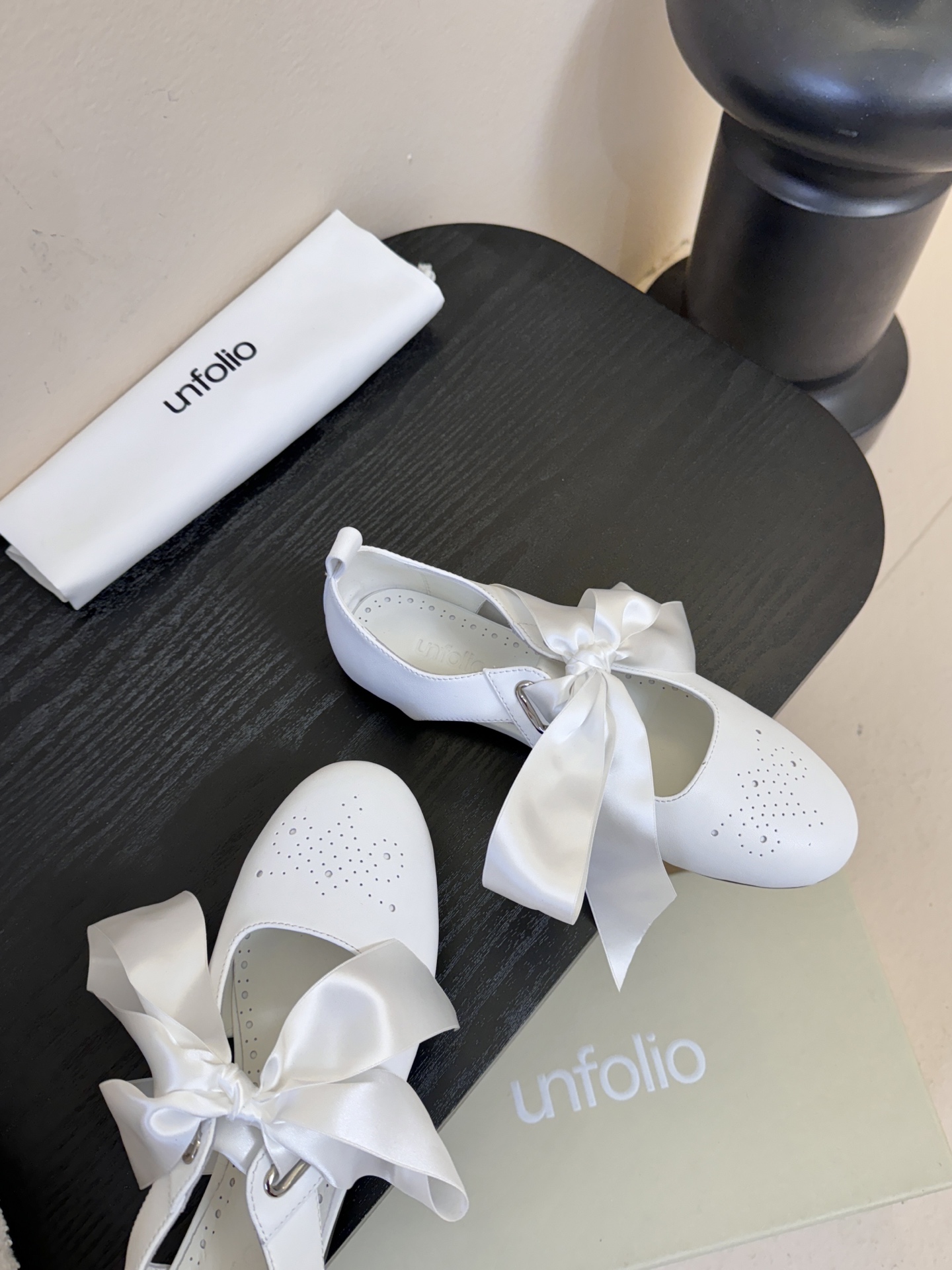 UNFOLIO26早春玛丽珍氛围感超绝的一款，少女风满满鞋身采用进口柔软牛油皮&超软漆皮，搭配超梦幻蝴蝶