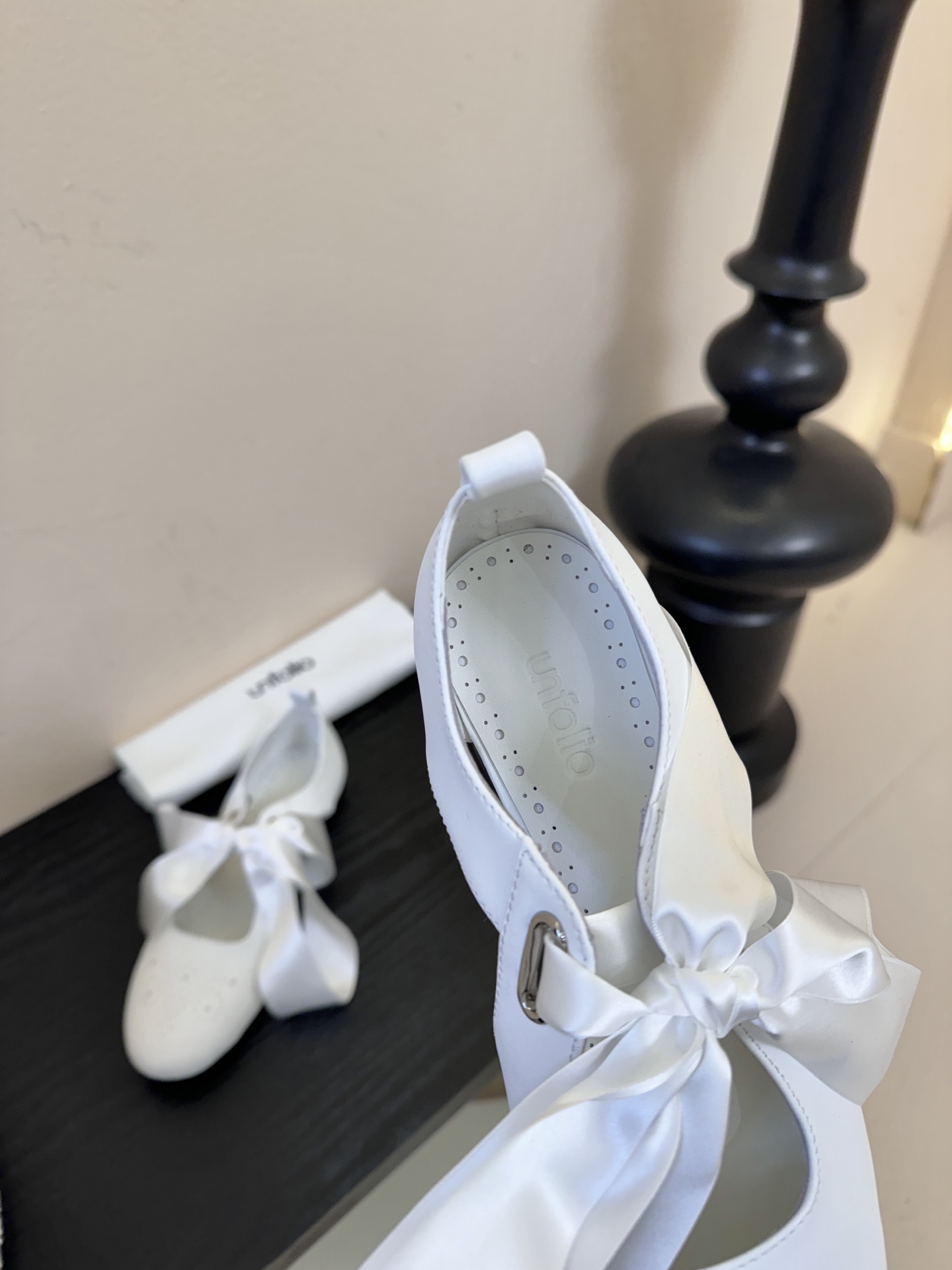 UNFOLIO26早春玛丽珍氛围感超绝的一款，少女风满满鞋身采用进口柔软牛油皮&超软漆皮，搭配超梦幻蝴蝶