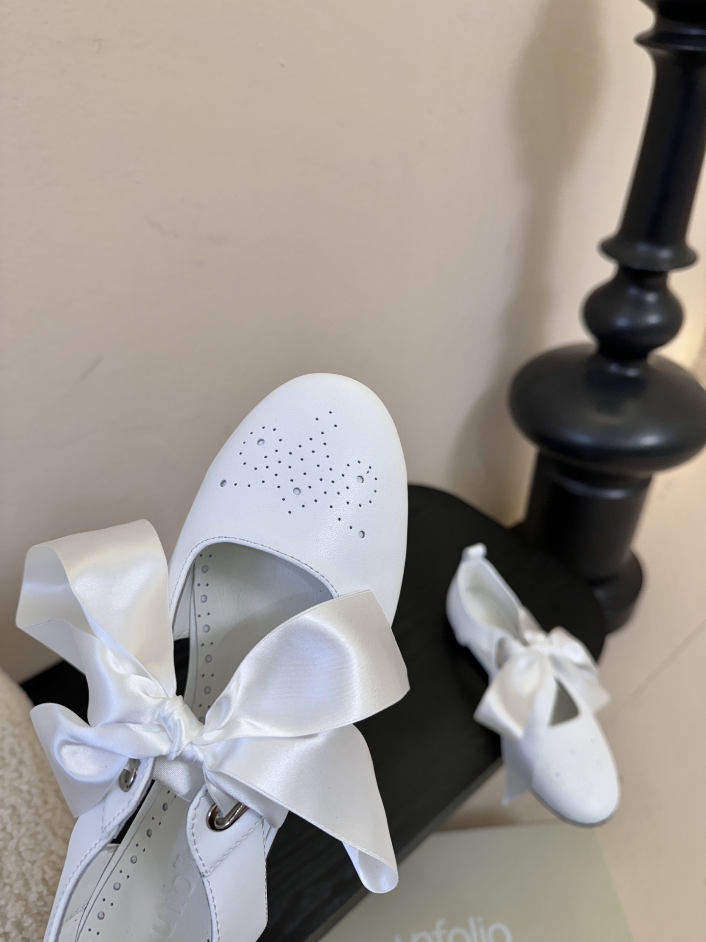 UNFOLIO26早春玛丽珍氛围感超绝的一款，少女风满满鞋身采用进口柔软牛油皮&超软漆皮，搭配超梦幻蝴蝶