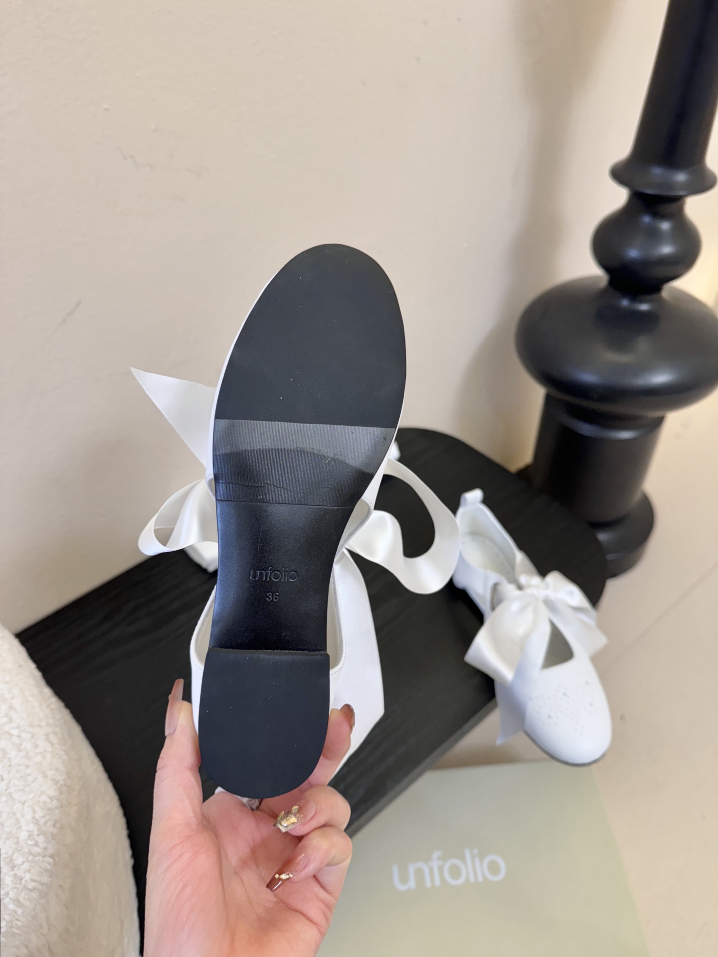 UNFOLIO26早春玛丽珍氛围感超绝的一款，少女风满满鞋身采用进口柔软牛油皮&超软漆皮，搭配超梦幻蝴蝶