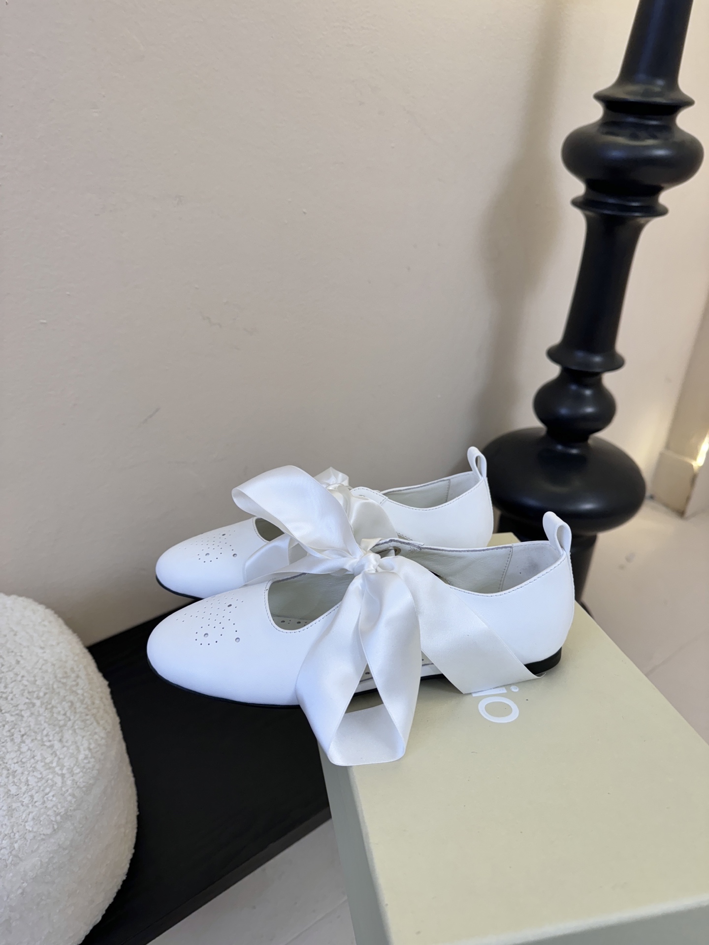 UNFOLIO26早春玛丽珍氛围感超绝的一款，少女风满满鞋身采用进口柔软牛油皮&超软漆皮，搭配超梦幻蝴蝶