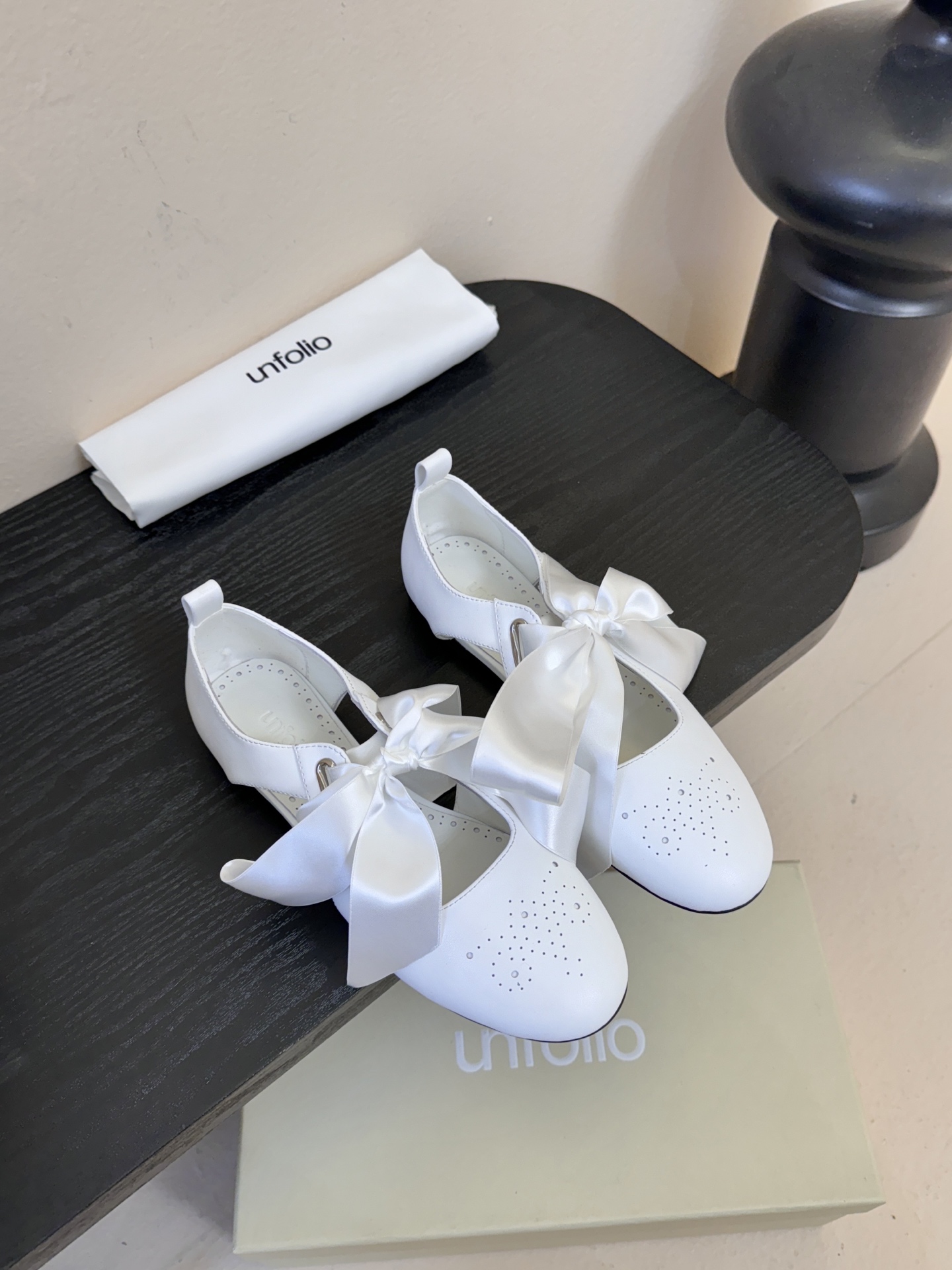 UNFOLIO26早春玛丽珍氛围感超绝的一款，少女风满满鞋身采用进口柔软牛油皮&超软漆皮，搭配超梦幻蝴蝶