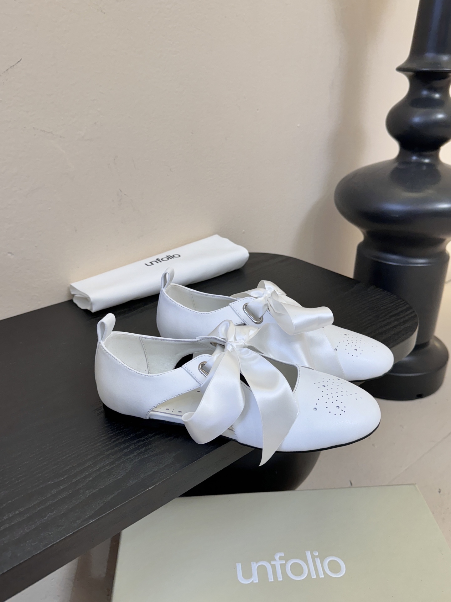UNFOLIO26早春玛丽珍氛围感超绝的一款，少女风满满鞋身采用进口柔软牛油皮&超软漆皮，搭配超梦幻蝴蝶