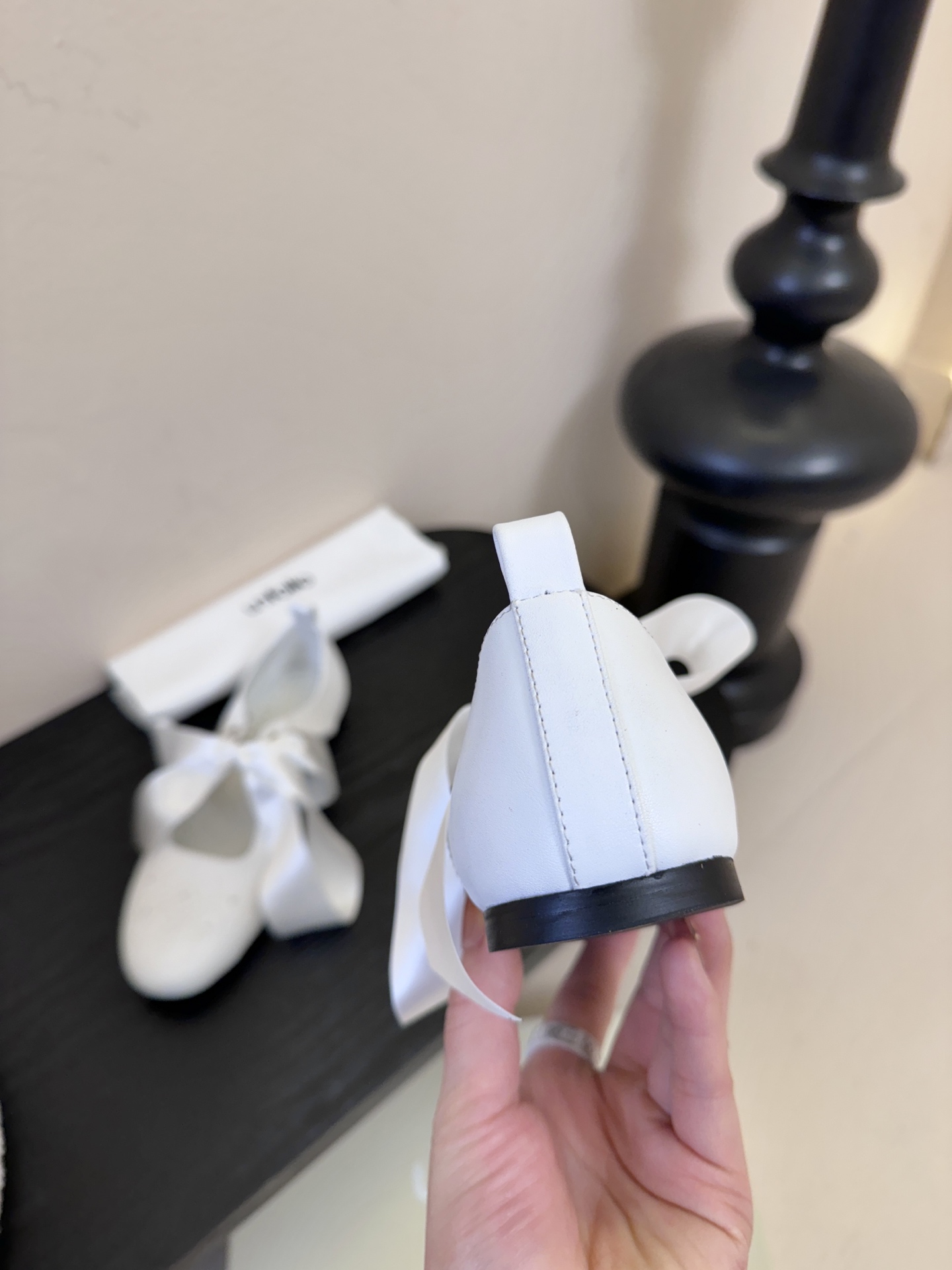 UNFOLIO26早春玛丽珍氛围感超绝的一款，少女风满满鞋身采用进口柔软牛油皮&超软漆皮，搭配超梦幻蝴蝶