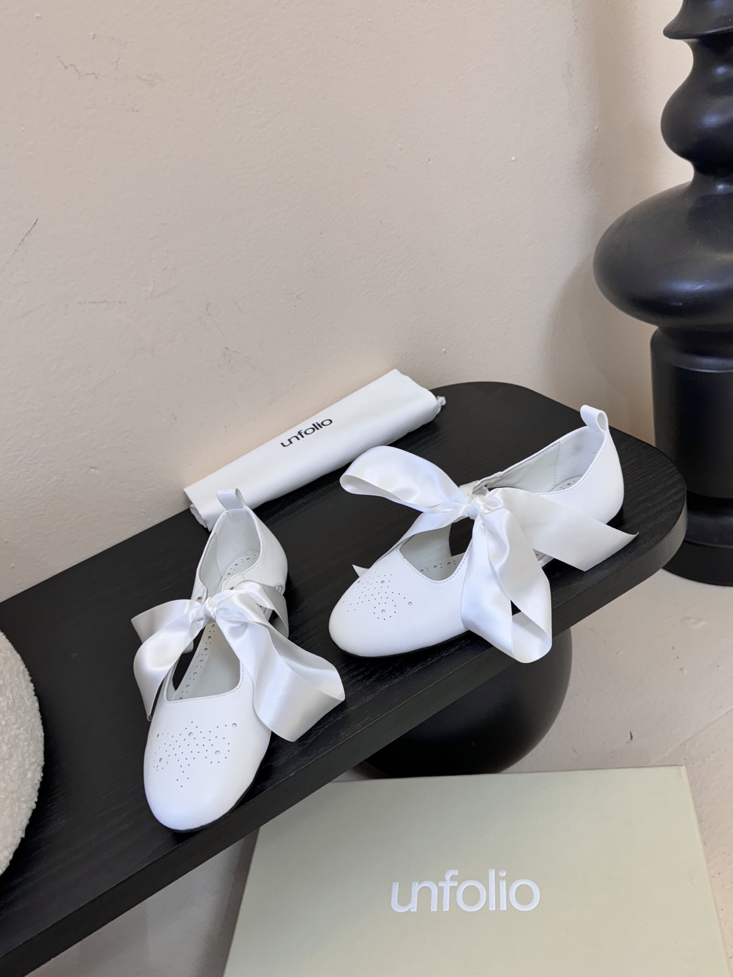 UNFOLIO26早春玛丽珍氛围感超绝的一款，少女风满满鞋身采用进口柔软牛油皮&超软漆皮，搭配超梦幻蝴蝶