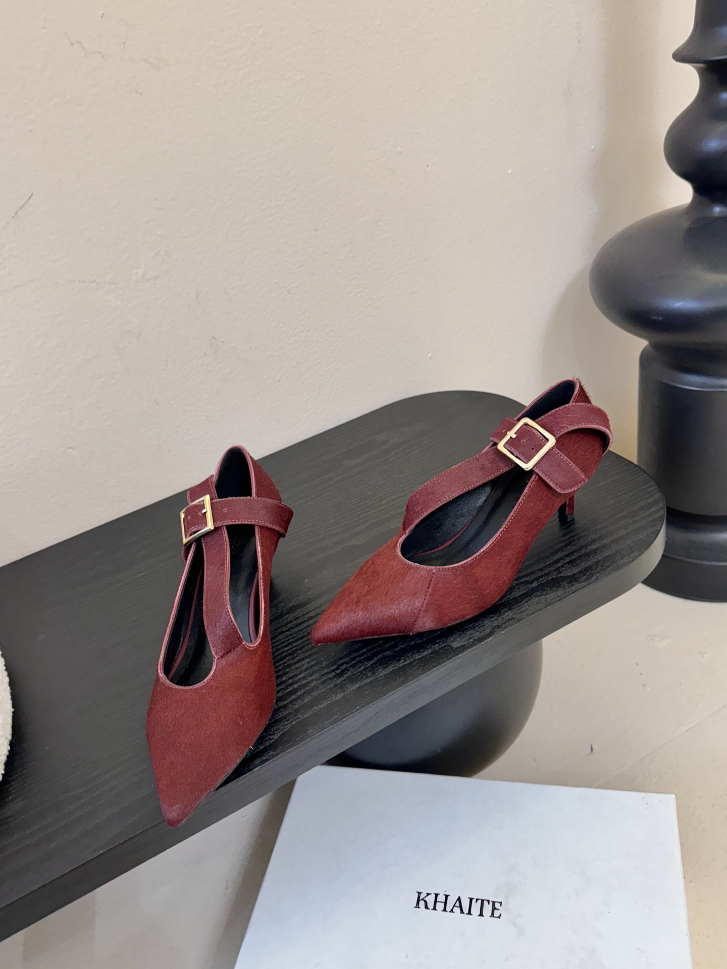 Khait*26ss尖头一字带金属扣低跟高跟鞋采用尖头造型，视觉上拉长腿部线条，兼具精致感与气场；搭配玛