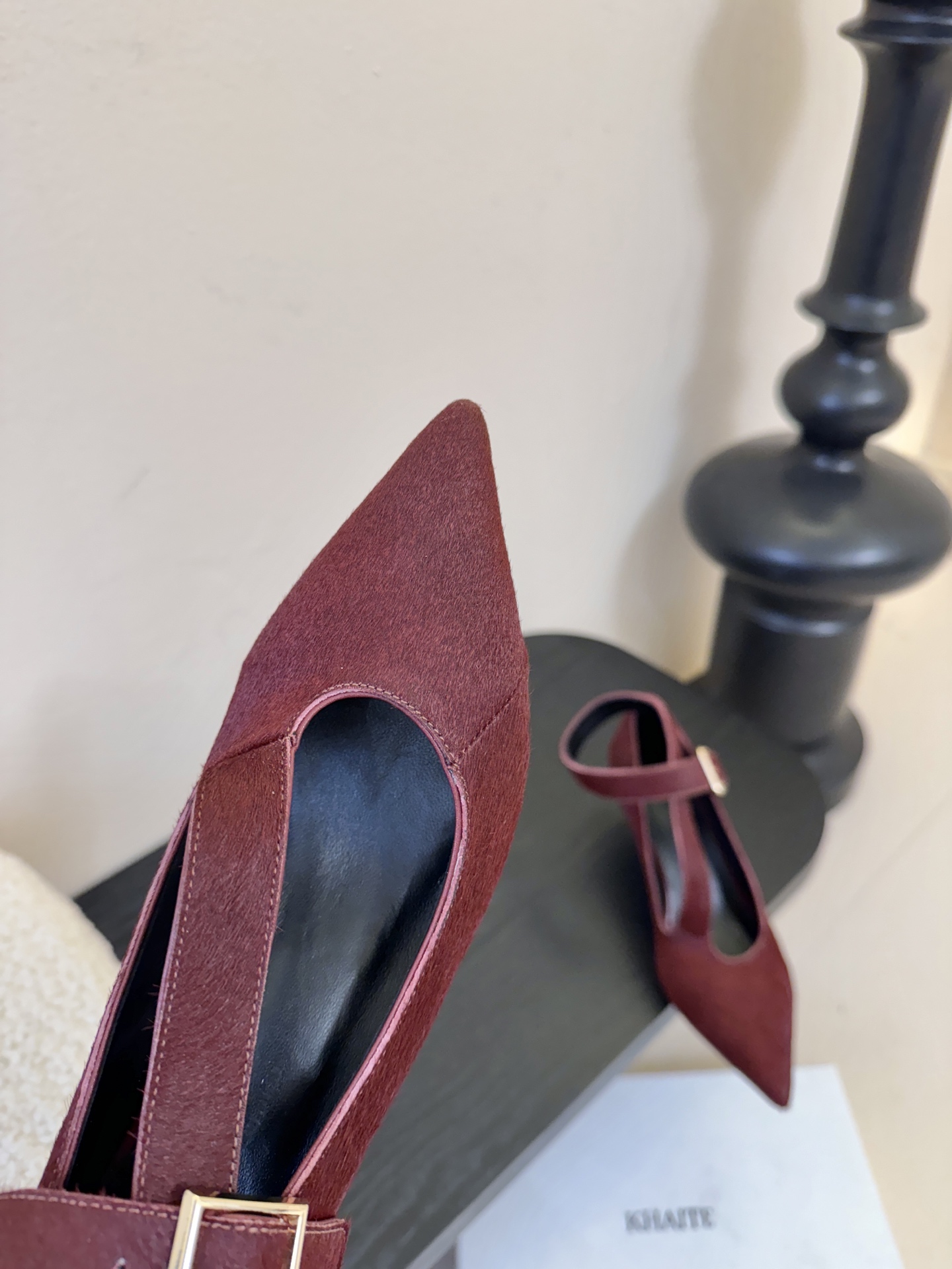 Khait*26ss尖头一字带金属扣低跟高跟鞋采用尖头造型，视觉上拉长腿部线条，兼具精致感与气场；搭配玛