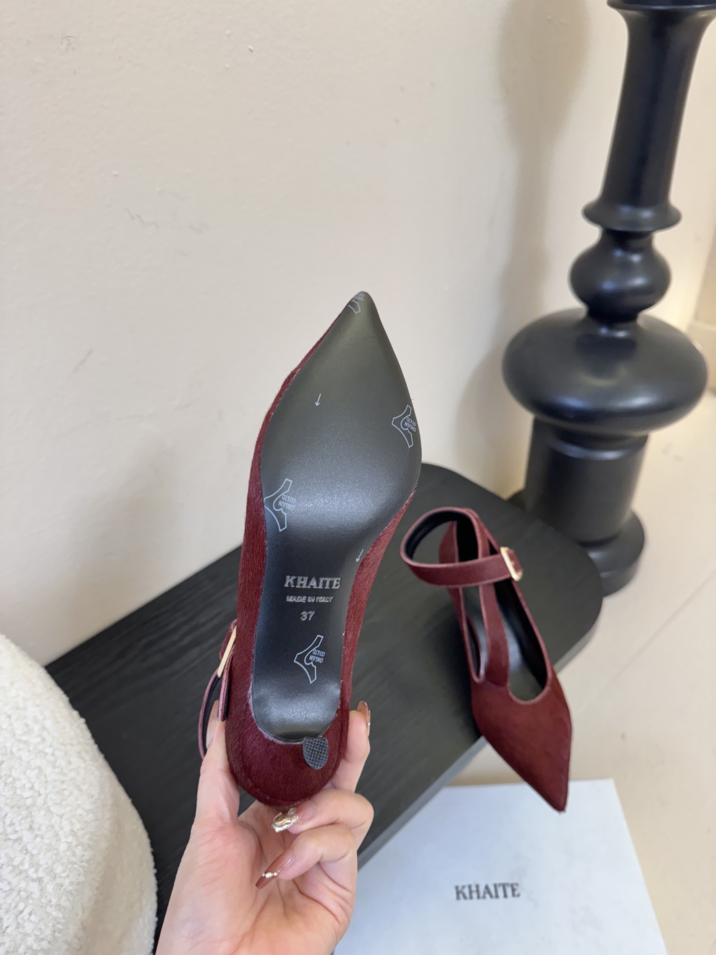 Khait*26ss尖头一字带金属扣低跟高跟鞋采用尖头造型，视觉上拉长腿部线条，兼具精致感与气场；搭配玛