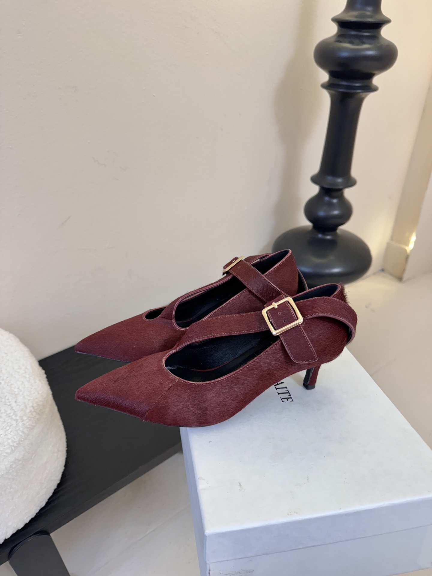 Khait*26ss尖头一字带金属扣低跟高跟鞋采用尖头造型，视觉上拉长腿部线条，兼具精致感与气场；搭配玛