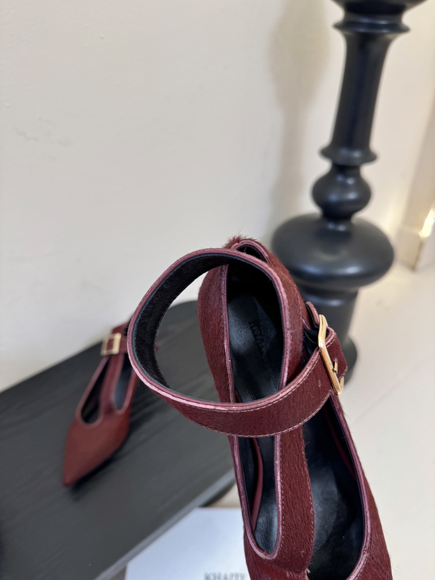 Khait*26ss尖头一字带金属扣低跟高跟鞋采用尖头造型，视觉上拉长腿部线条，兼具精致感与气场；搭配玛