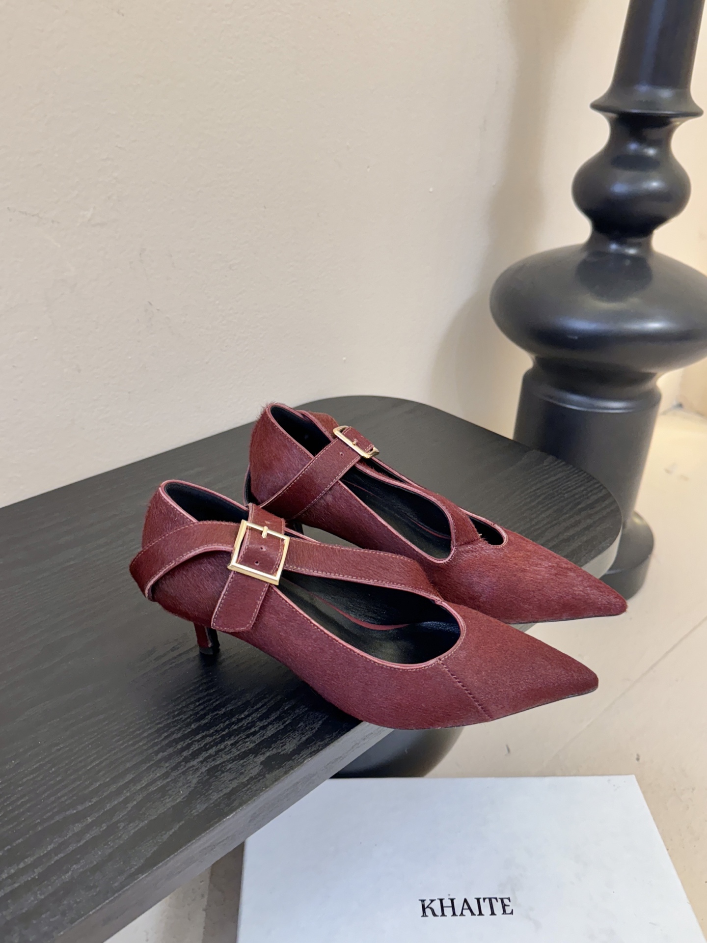 Khait*26ss尖头一字带金属扣低跟高跟鞋采用尖头造型，视觉上拉长腿部线条，兼具精致感与气场；搭配玛