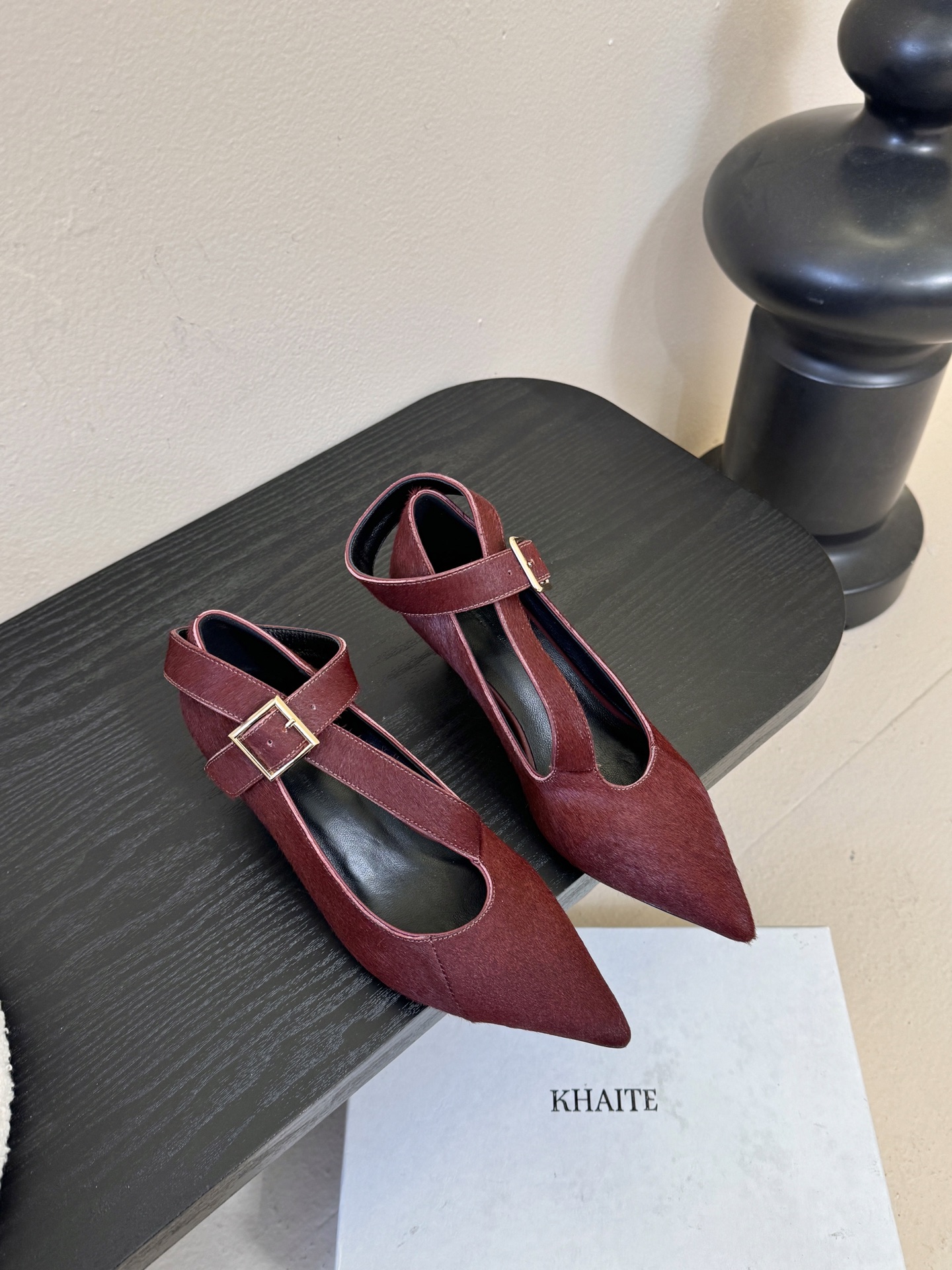 Khait*26ss尖头一字带金属扣低跟高跟鞋采用尖头造型，视觉上拉长腿部线条，兼具精致感与气场；搭配玛